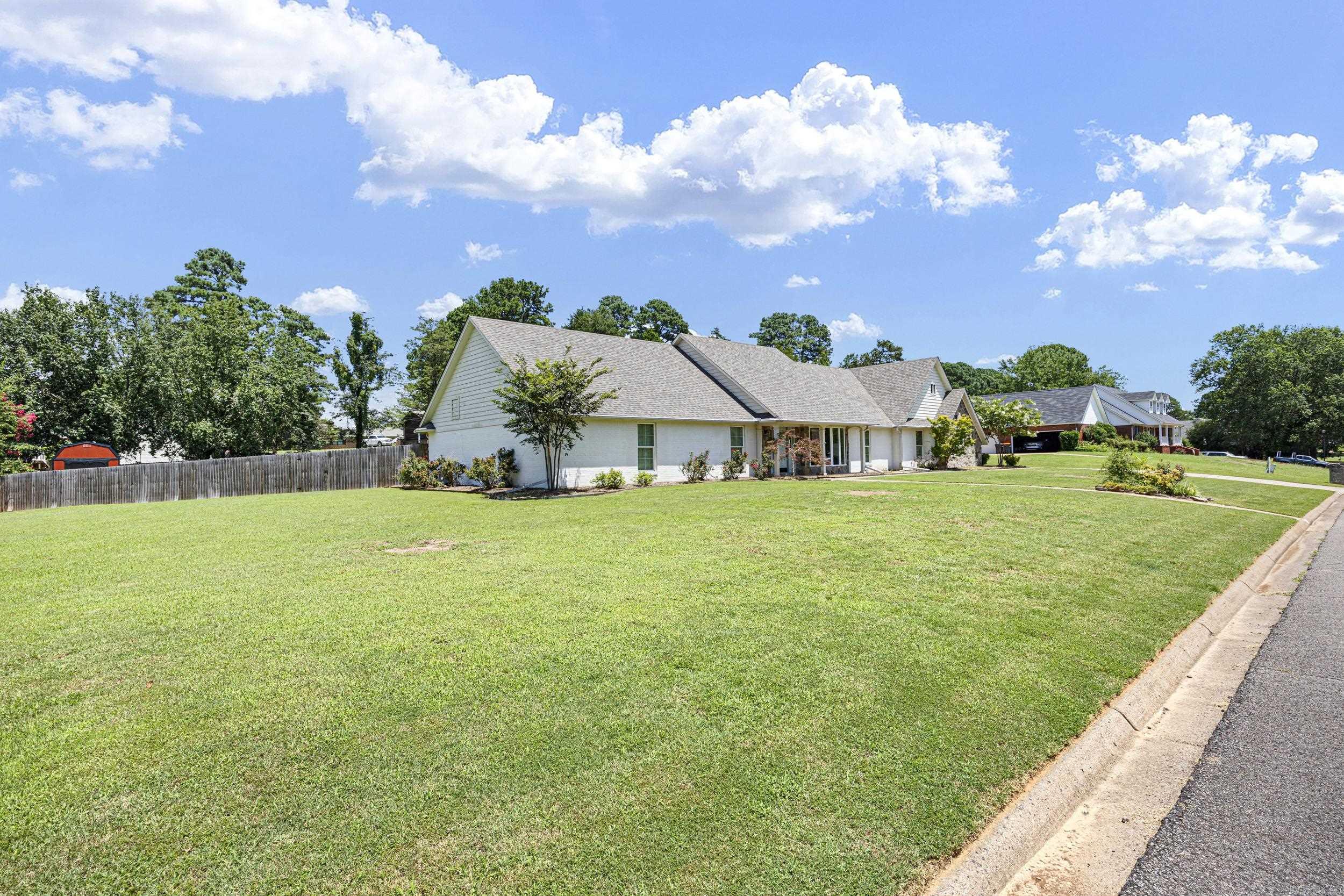 2916 Highland Dr  Russellville, AR