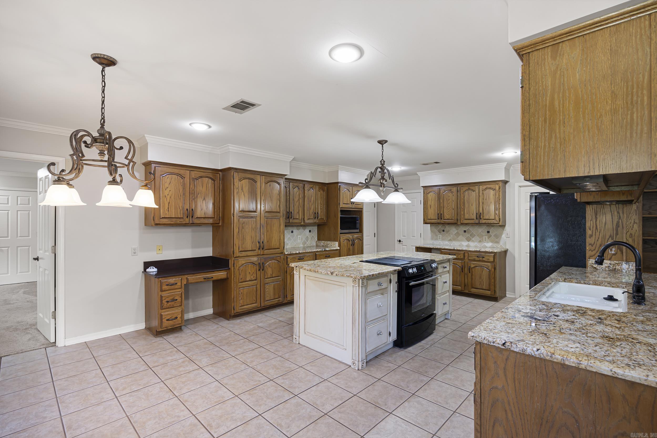 2916 Highland Dr  Russellville, AR