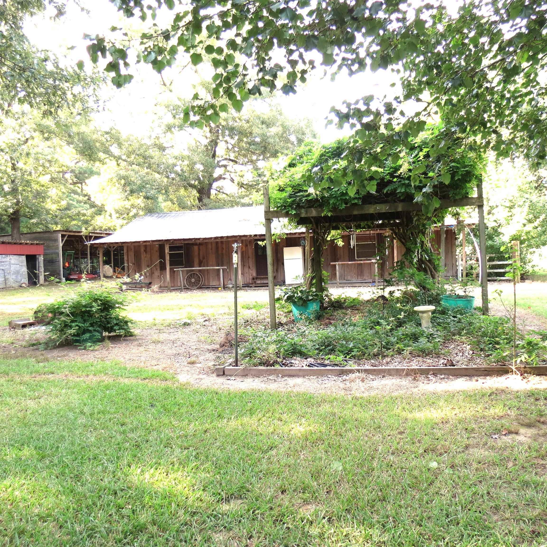 9201 Old Warren  Pine Bluff, AR