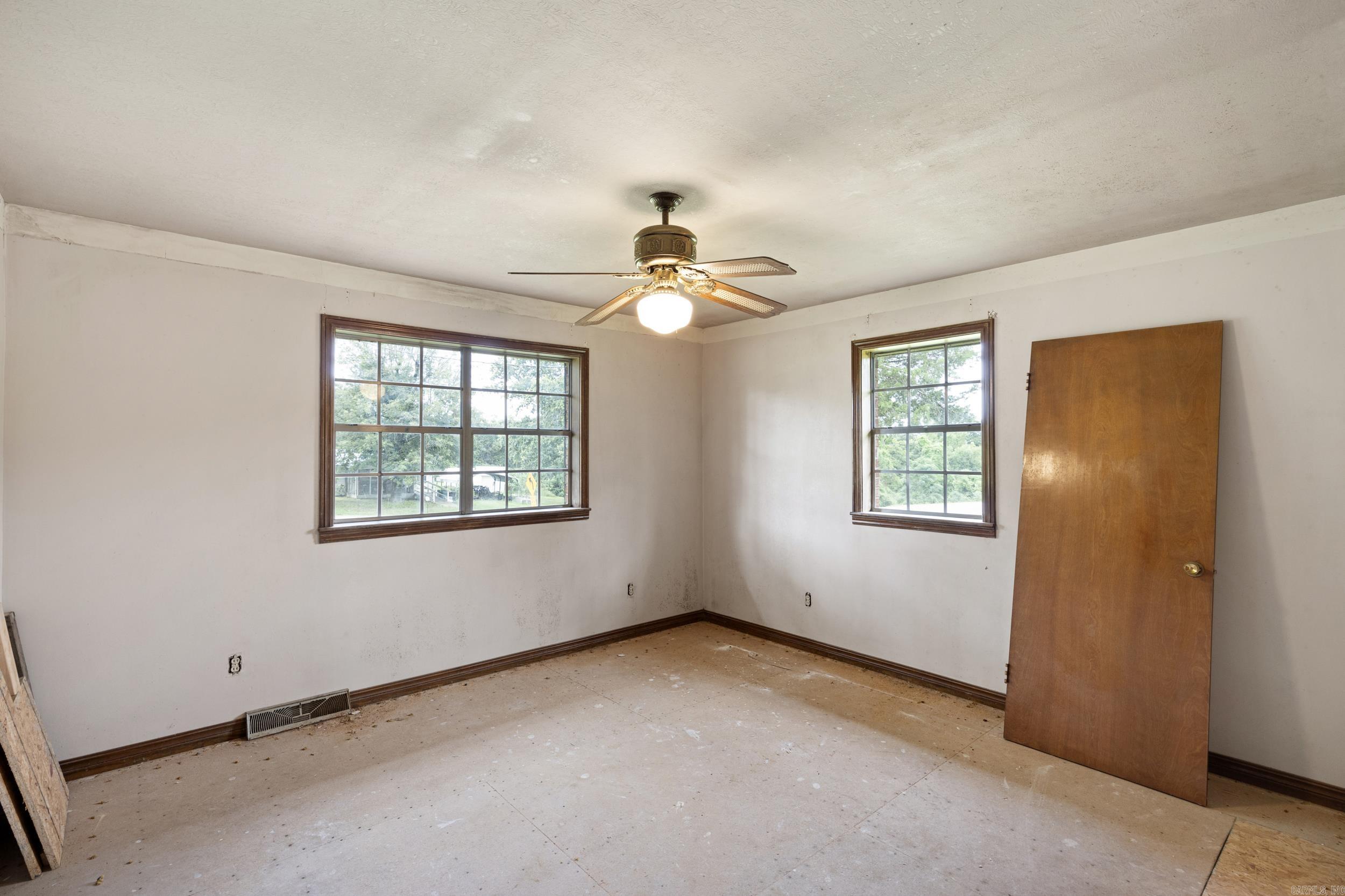 27480 W HWY 64  London, AR