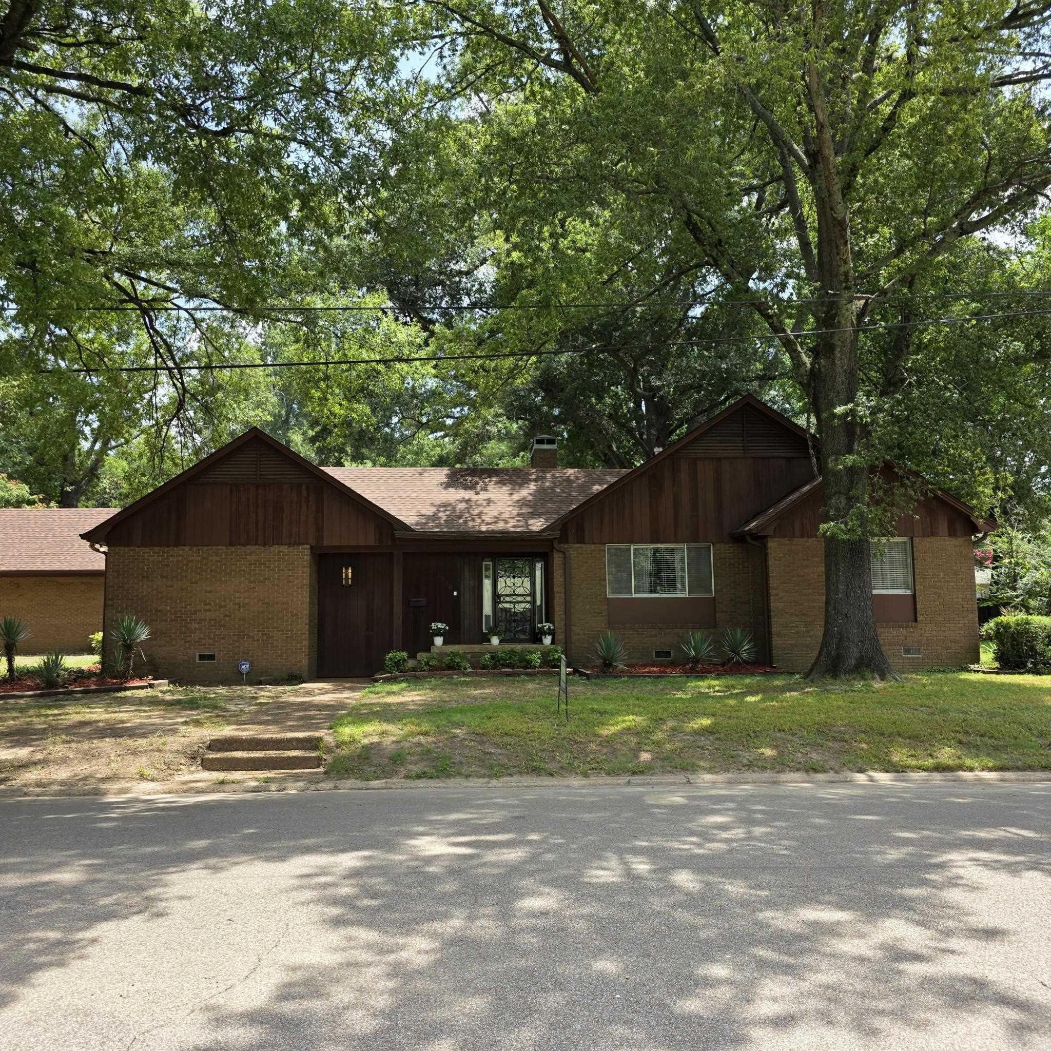 1216 N Izard St Forrest City, AR 72335