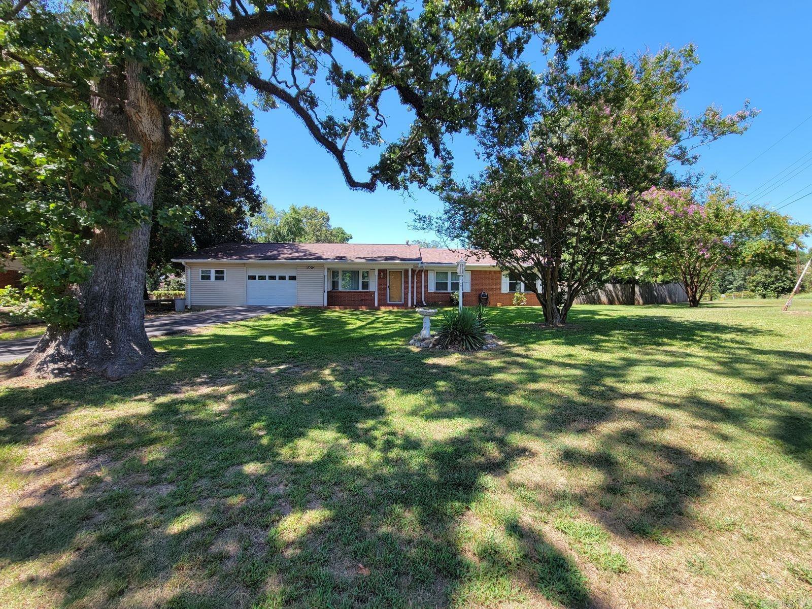 109 E Pine  Lockesburg, AR