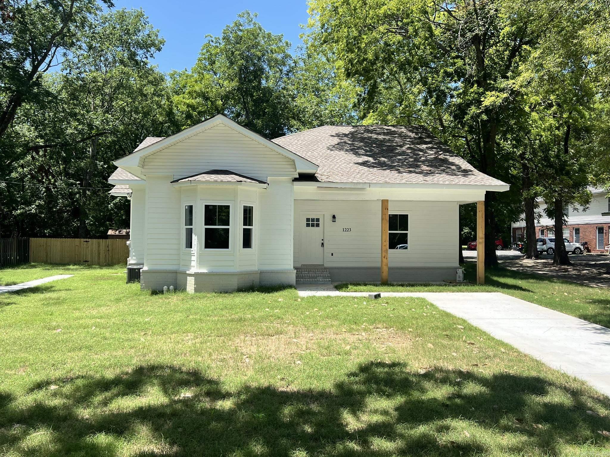 1221 & 1223 Clifton  Conway, AR
