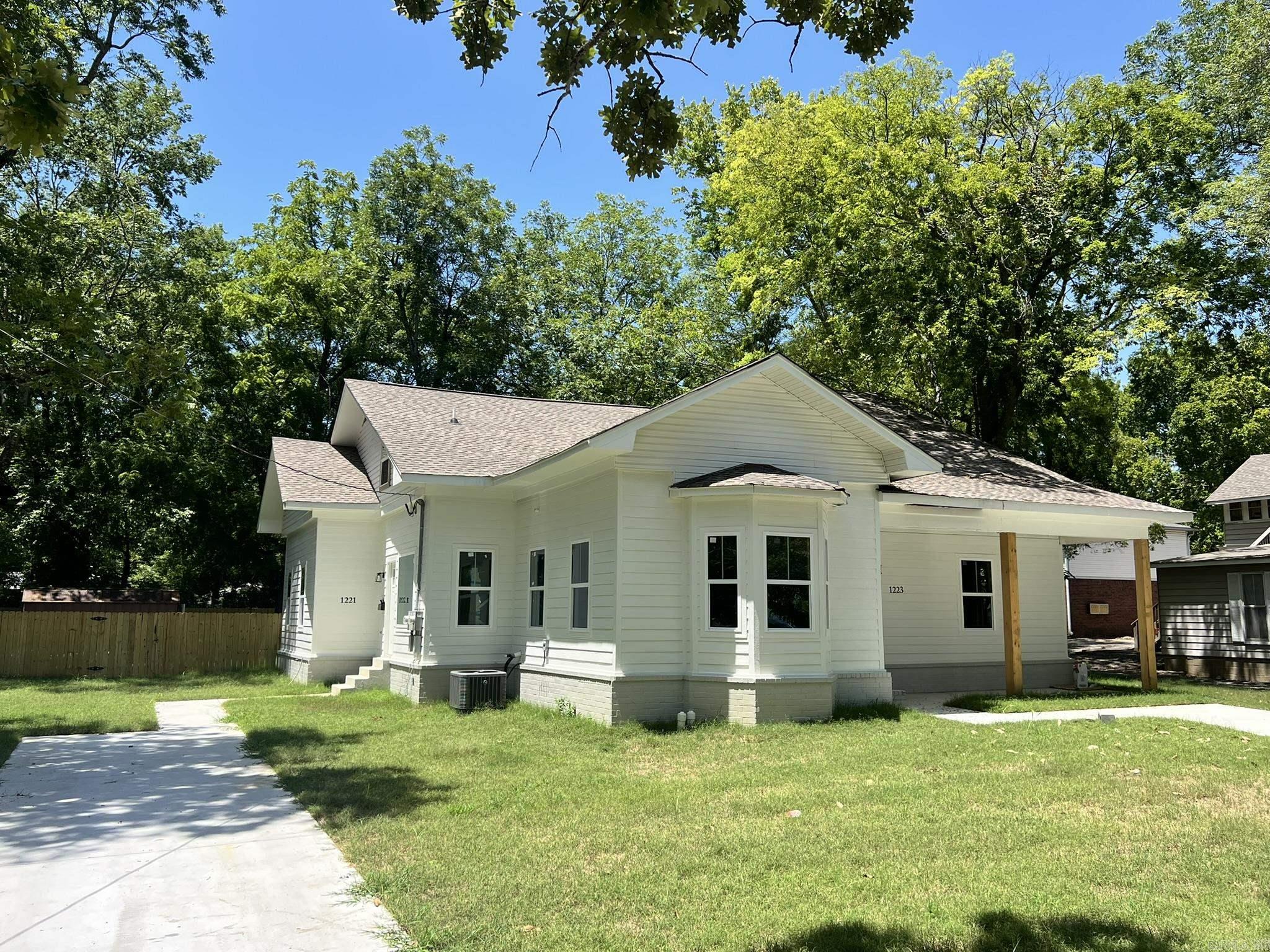 1221 & 1223 Clifton  Conway, AR
