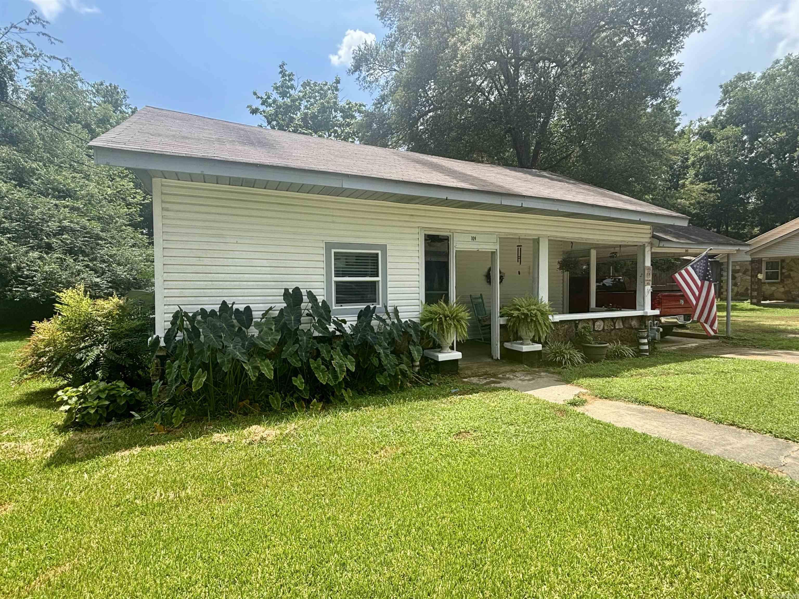 109 W Center  Bald Knob, AR
