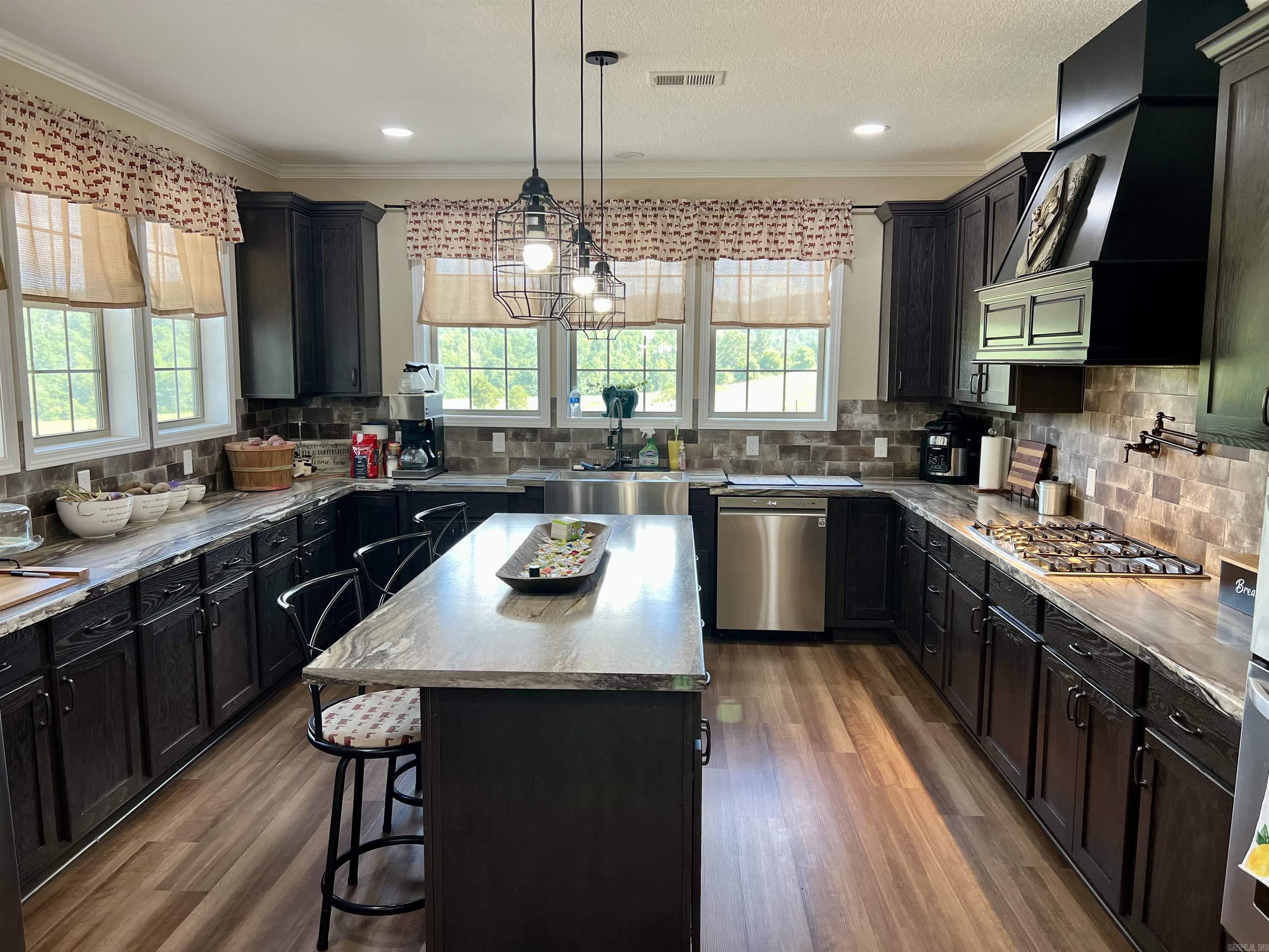 2172 Wiley's Cove Rd.  Leslie, AR