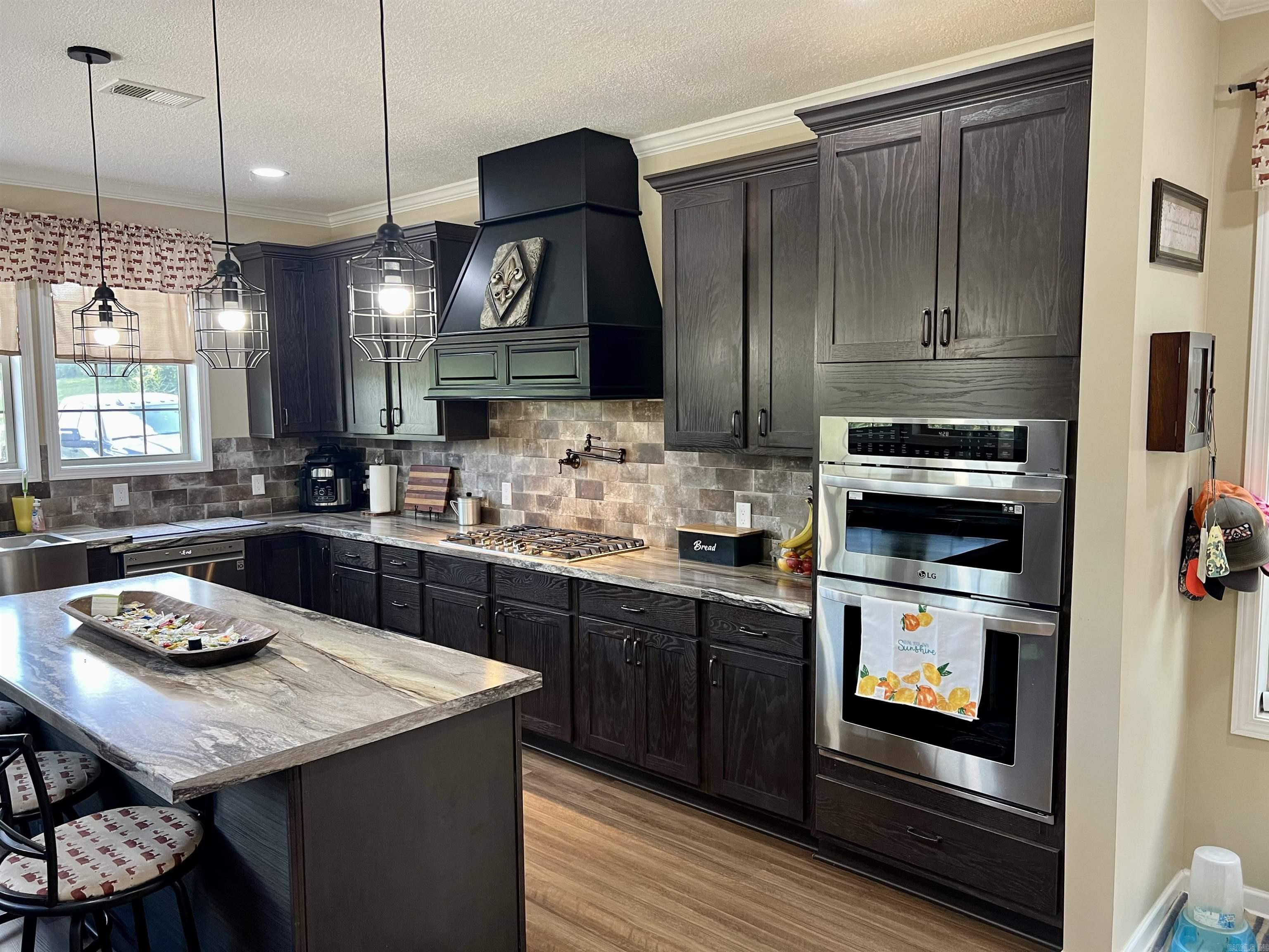 2172 Wiley's Cove Rd.  Leslie, AR