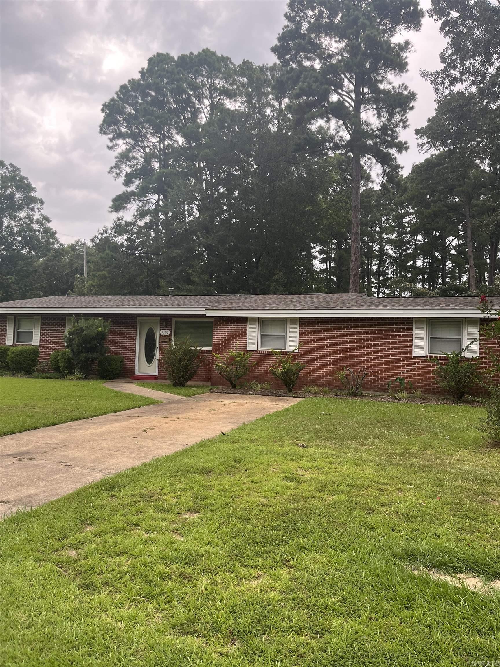 1306 MOCKINGBIRD Street