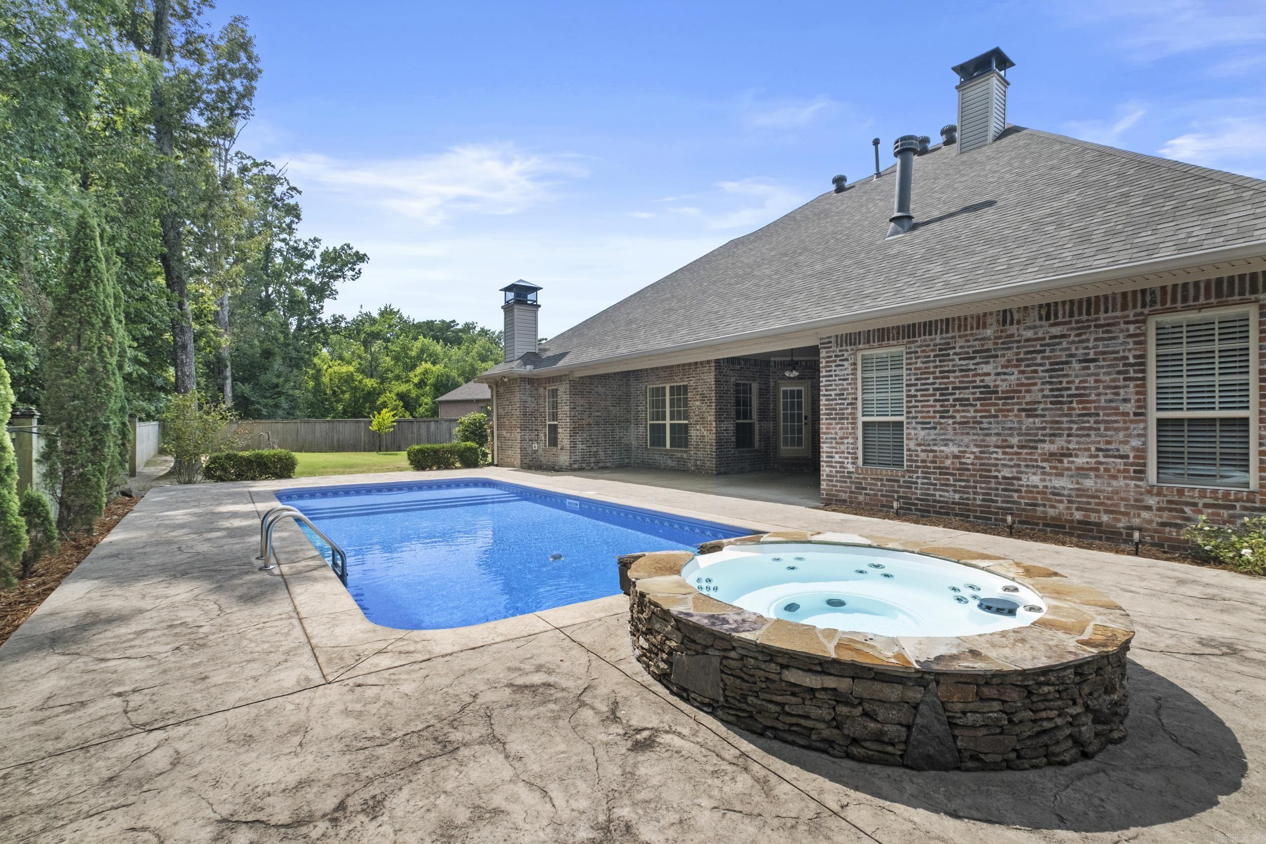 2 Cypress Valley Cv  Maumelle, AR