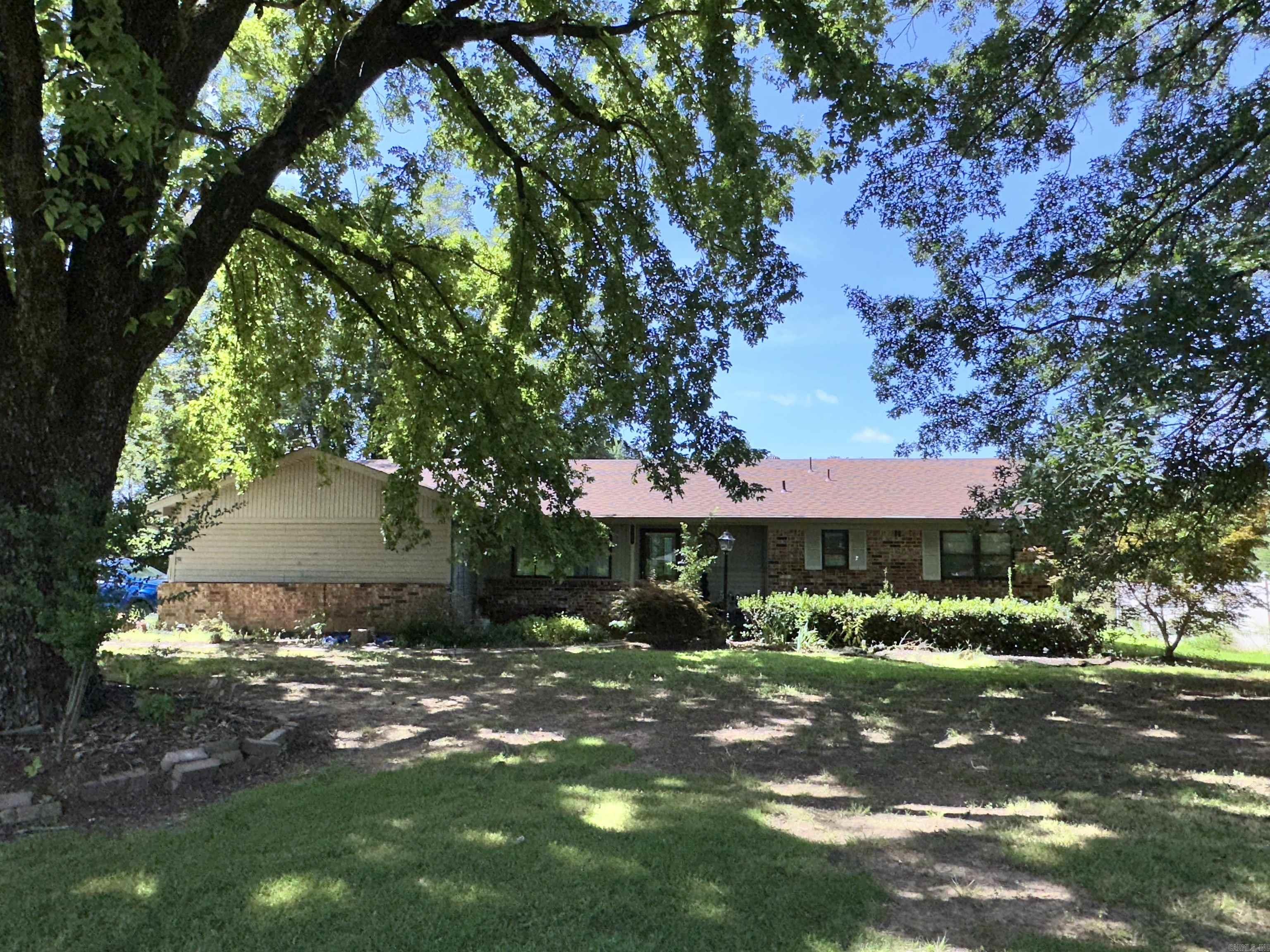 2605 W Commercial  Ozark, AR