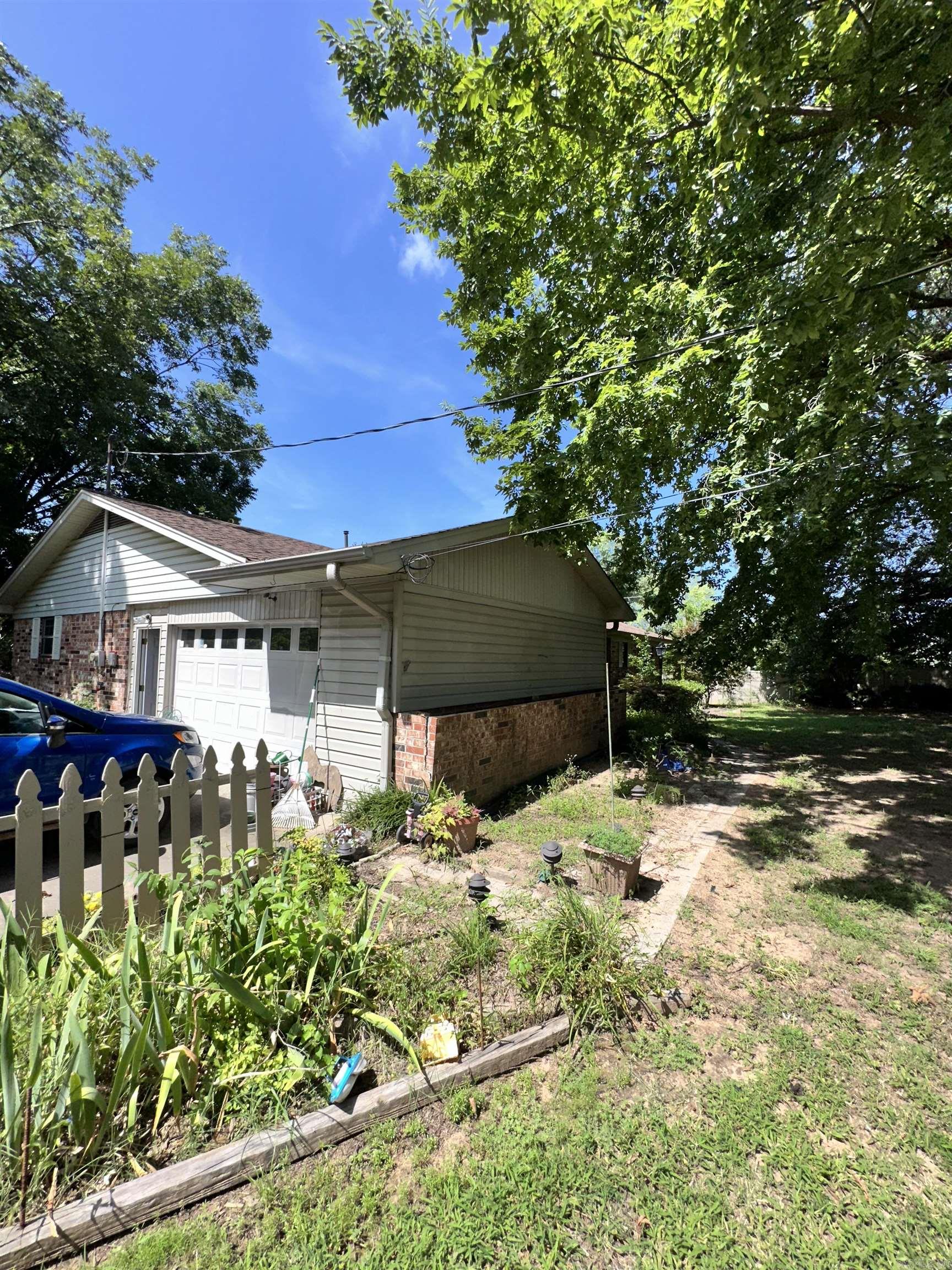 2605 W Commercial  Ozark, AR