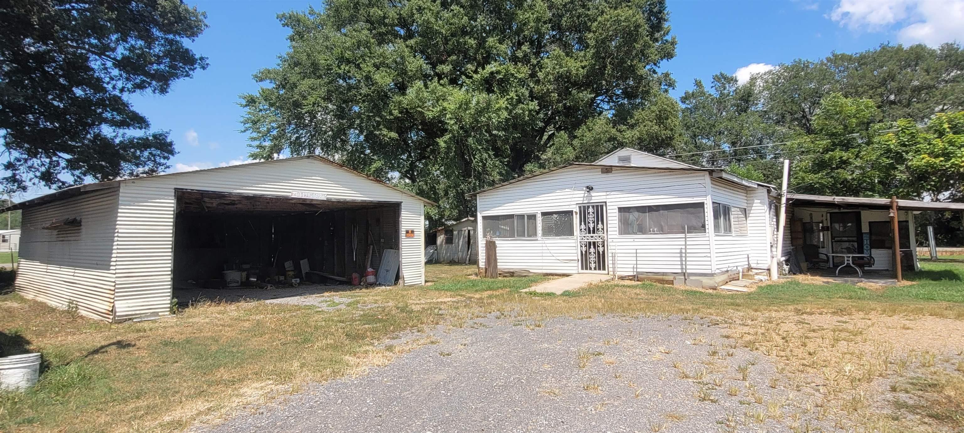 910 S Ninth  Augusta, AR