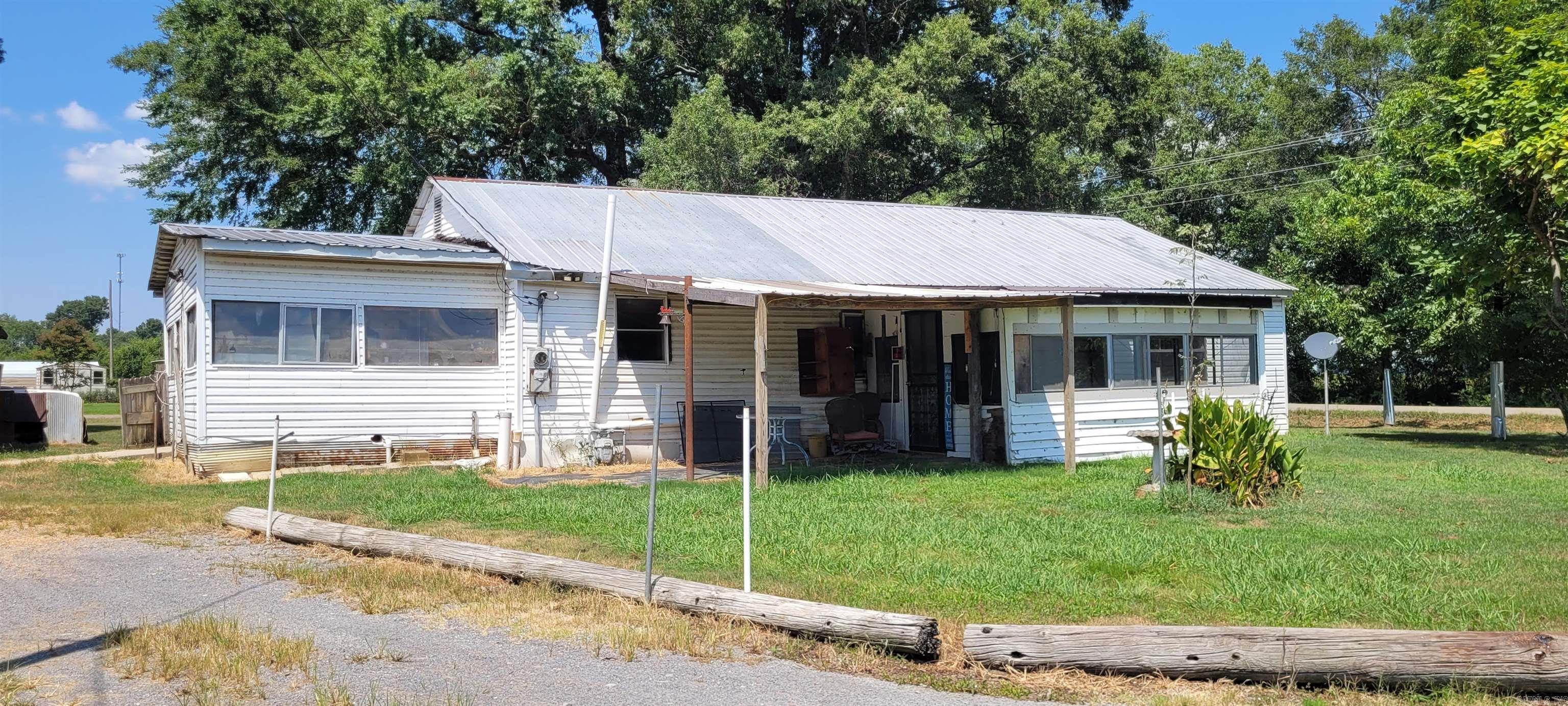 910 S Ninth  Augusta, AR
