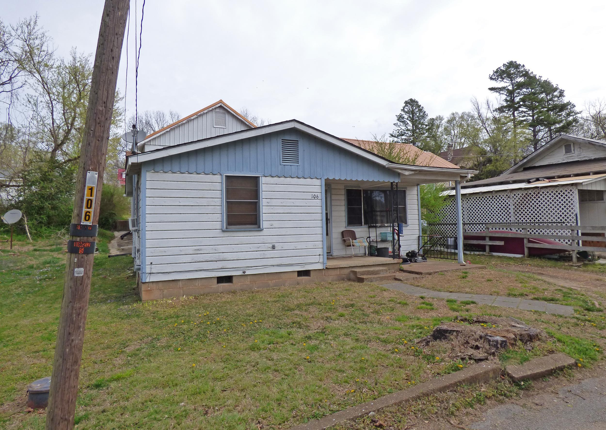 106 E Second  Hardy, AR