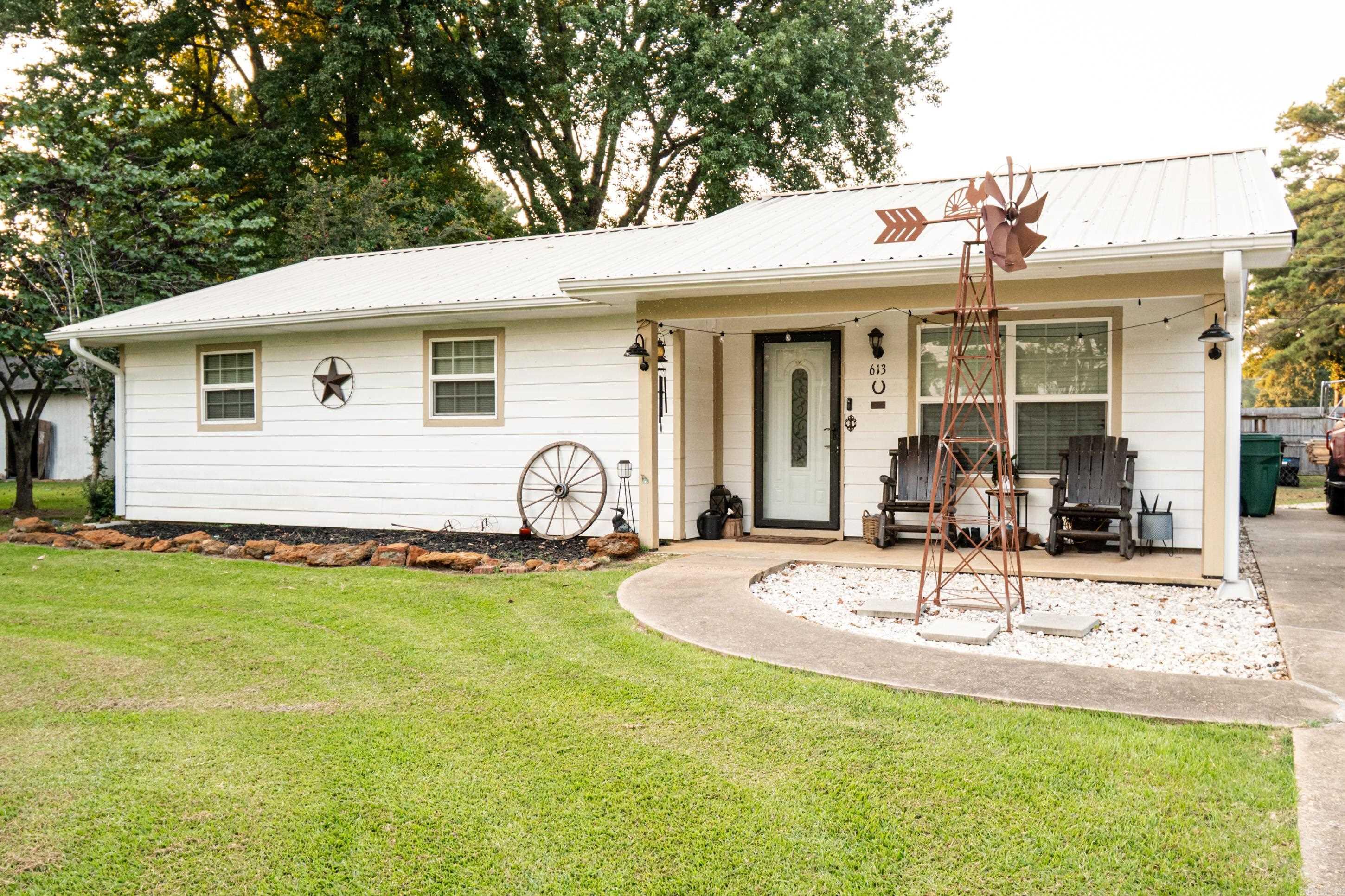613 E Cleveland St Taylor, AR 71861