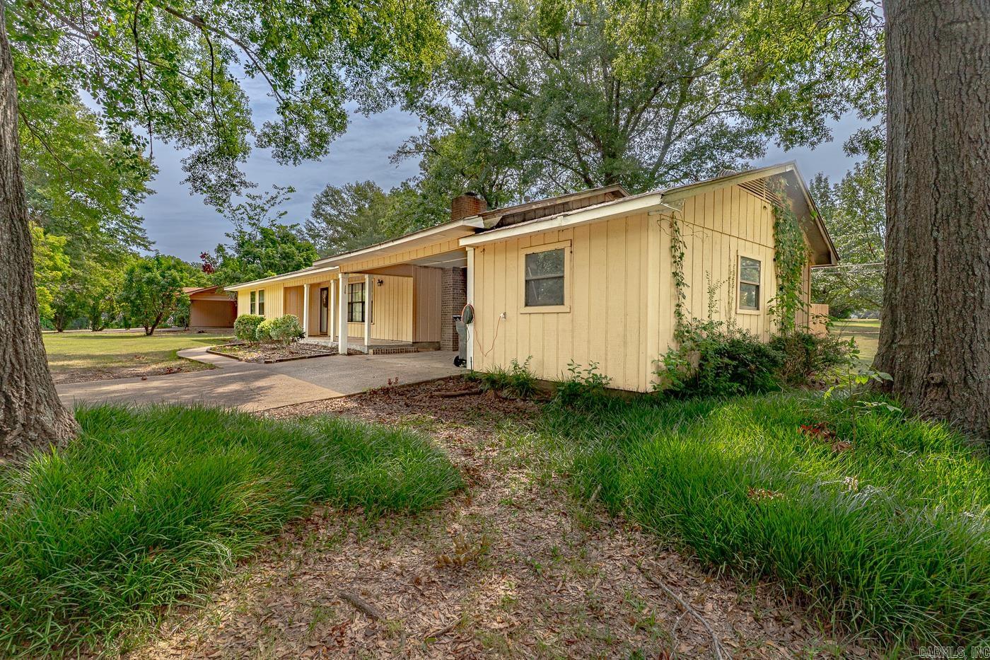 1313 W 10th  DeWitt, AR