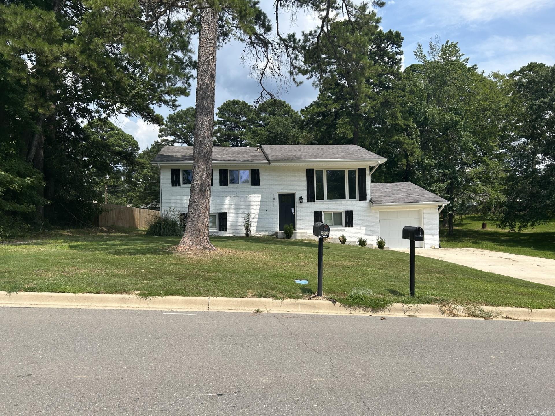 1811 E Lakeview  Benton, AR