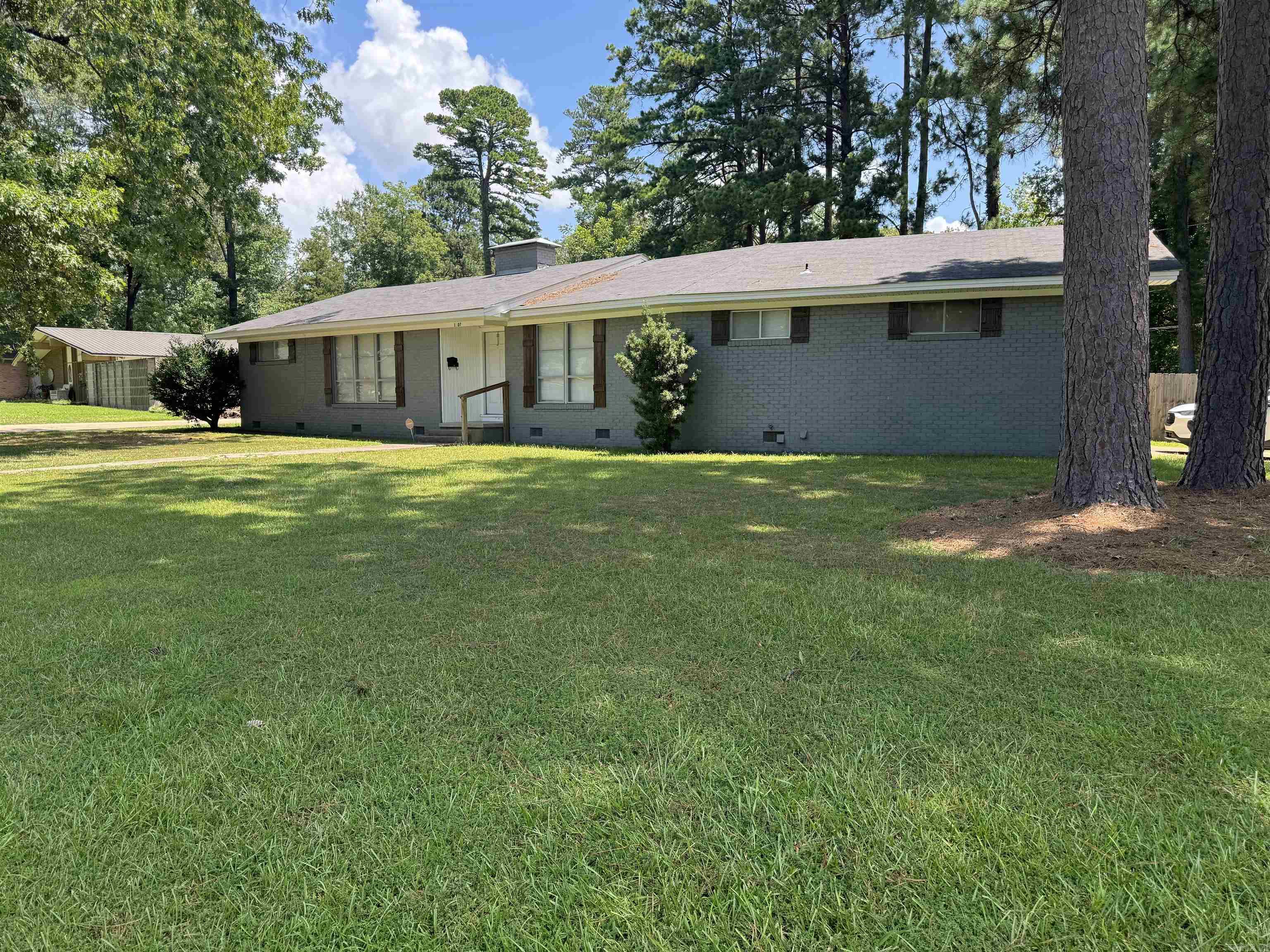1207 ELM ST. Crossett, AR 71635