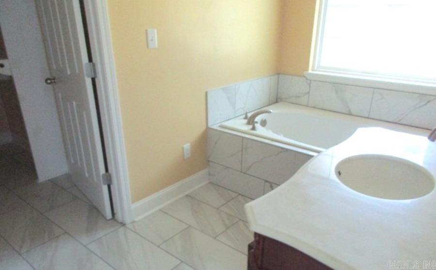 9233 Spring Lake  Pine Bluff, AR