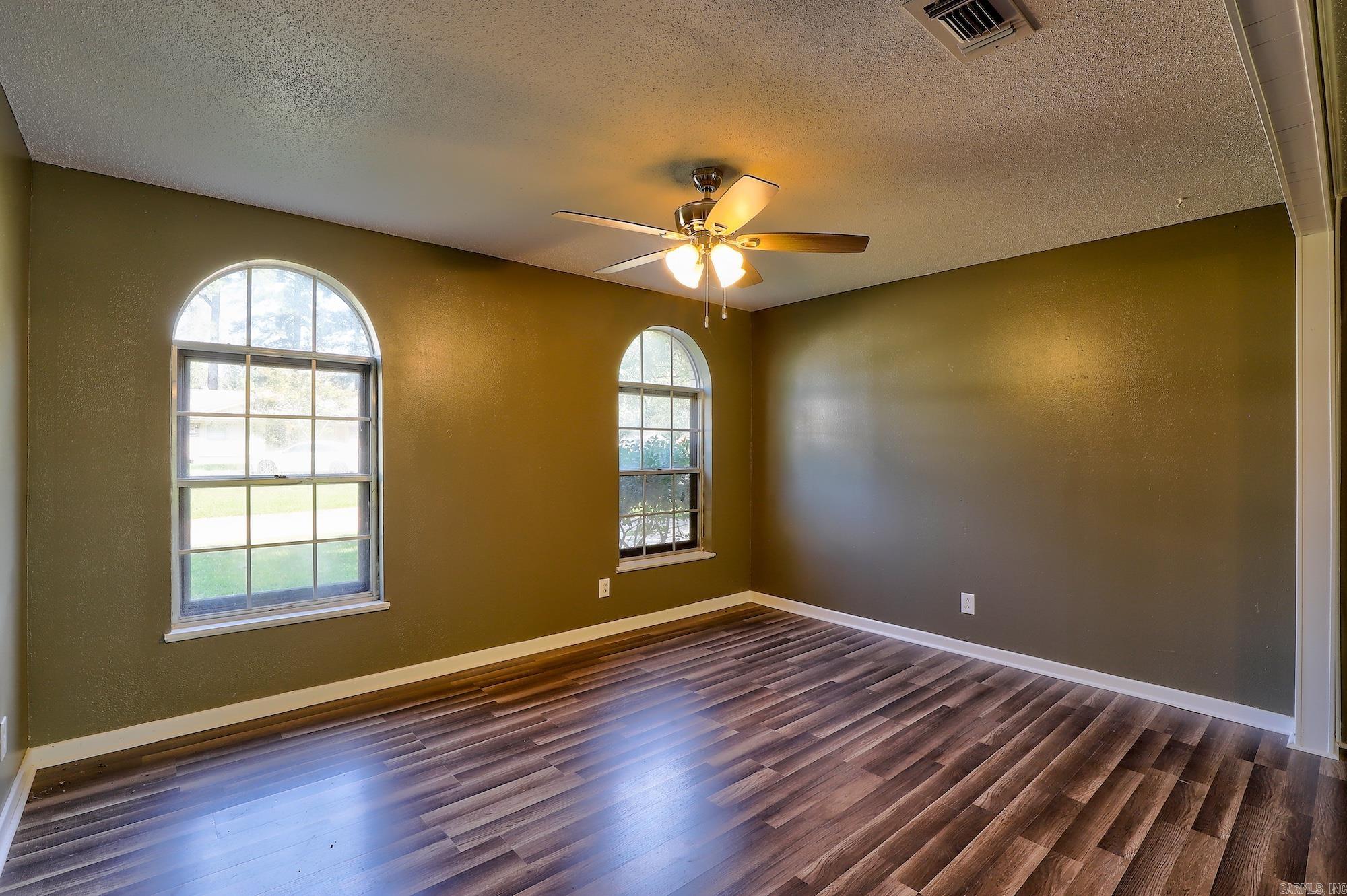 720 Diane  Wake Village, TX