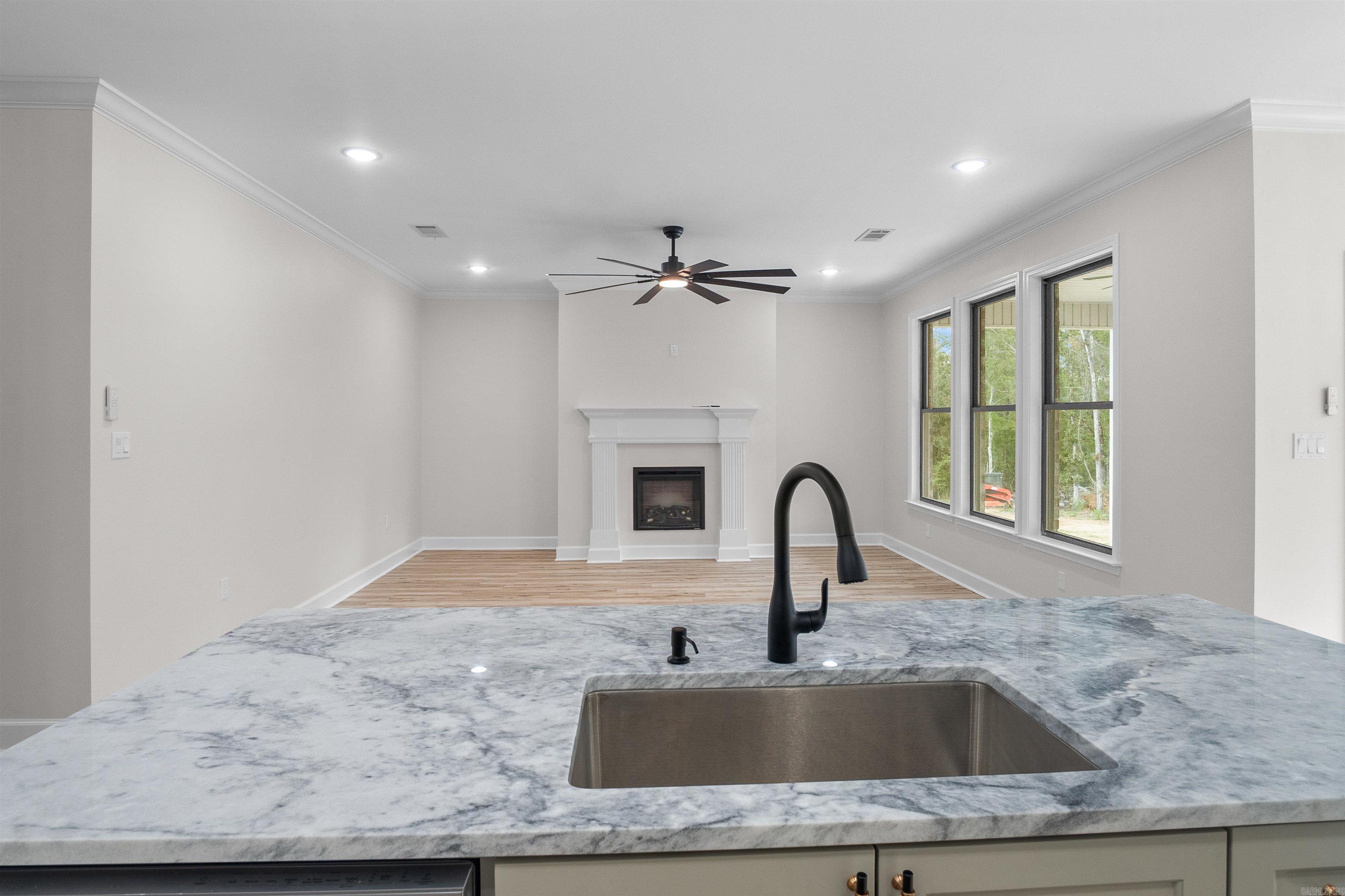 512 Madaleine  Austin, AR