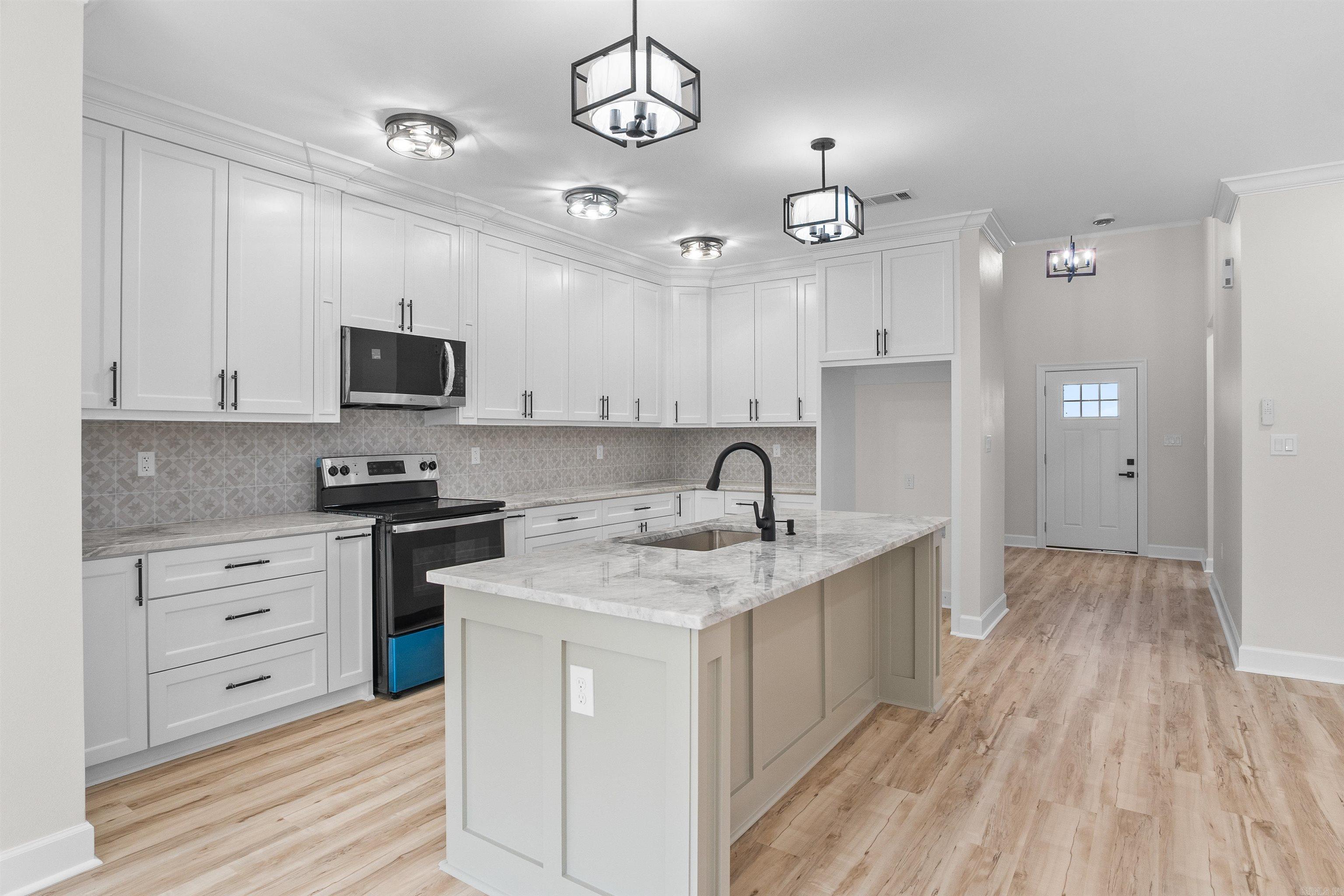 512 Madaleine  Austin, AR