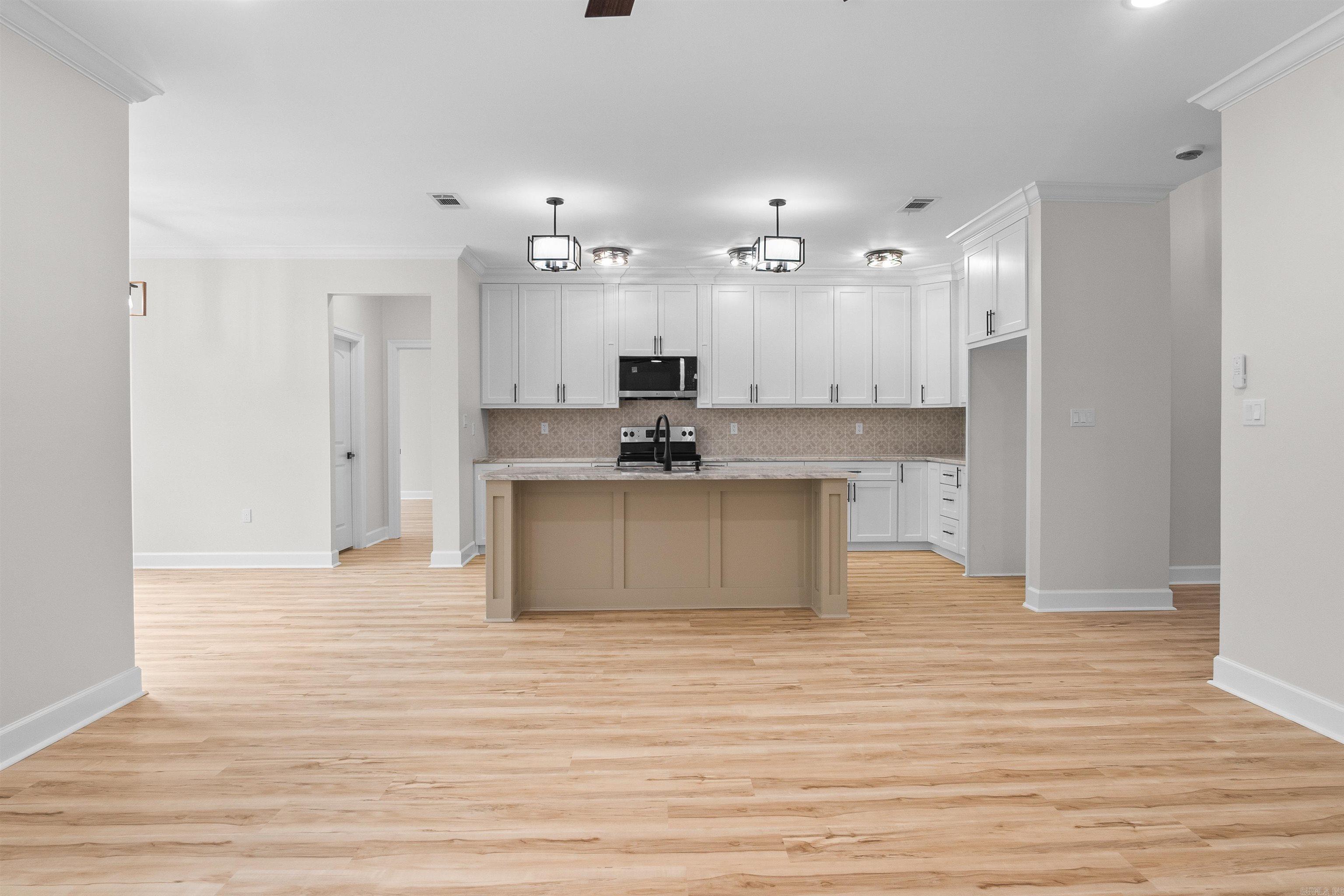 512 Madaleine  Austin, AR