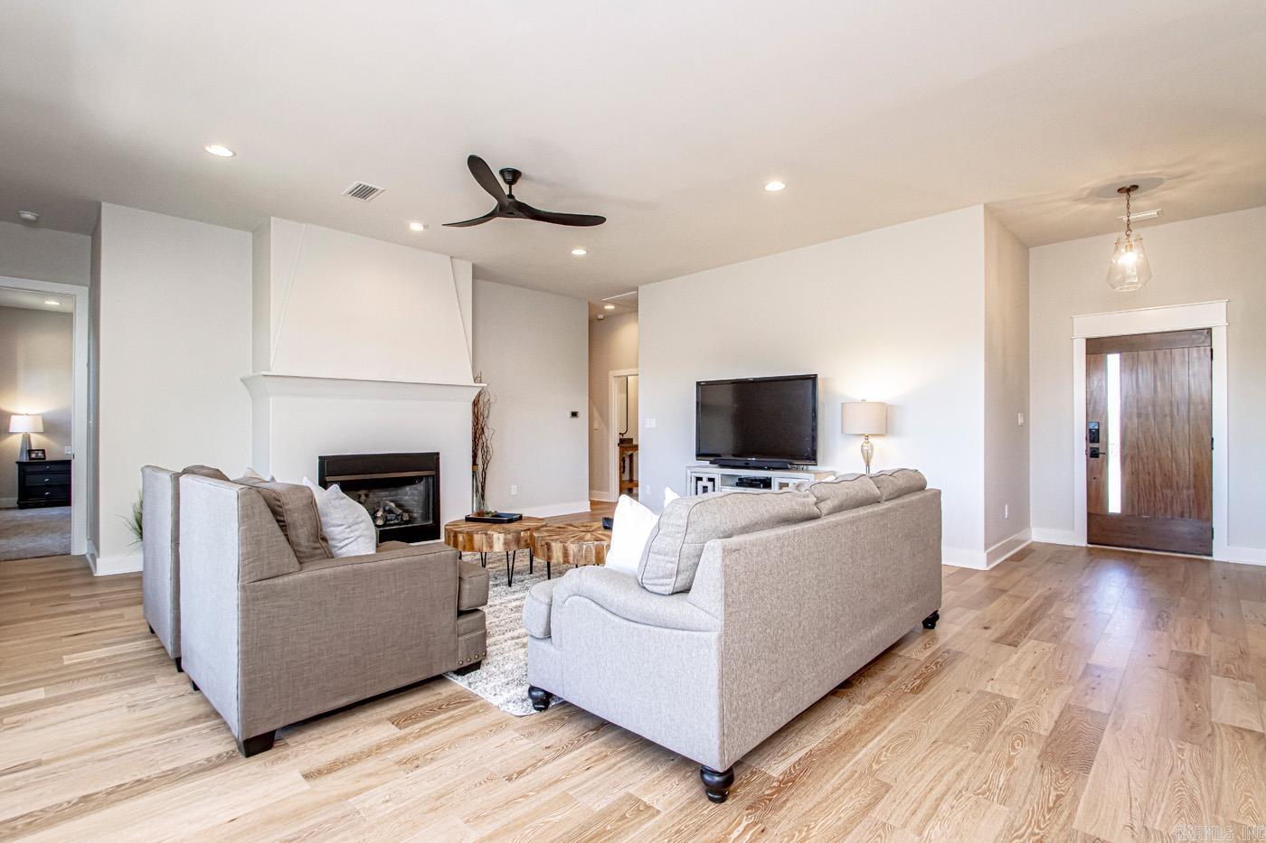 221 Lake Valley  Maumelle, AR