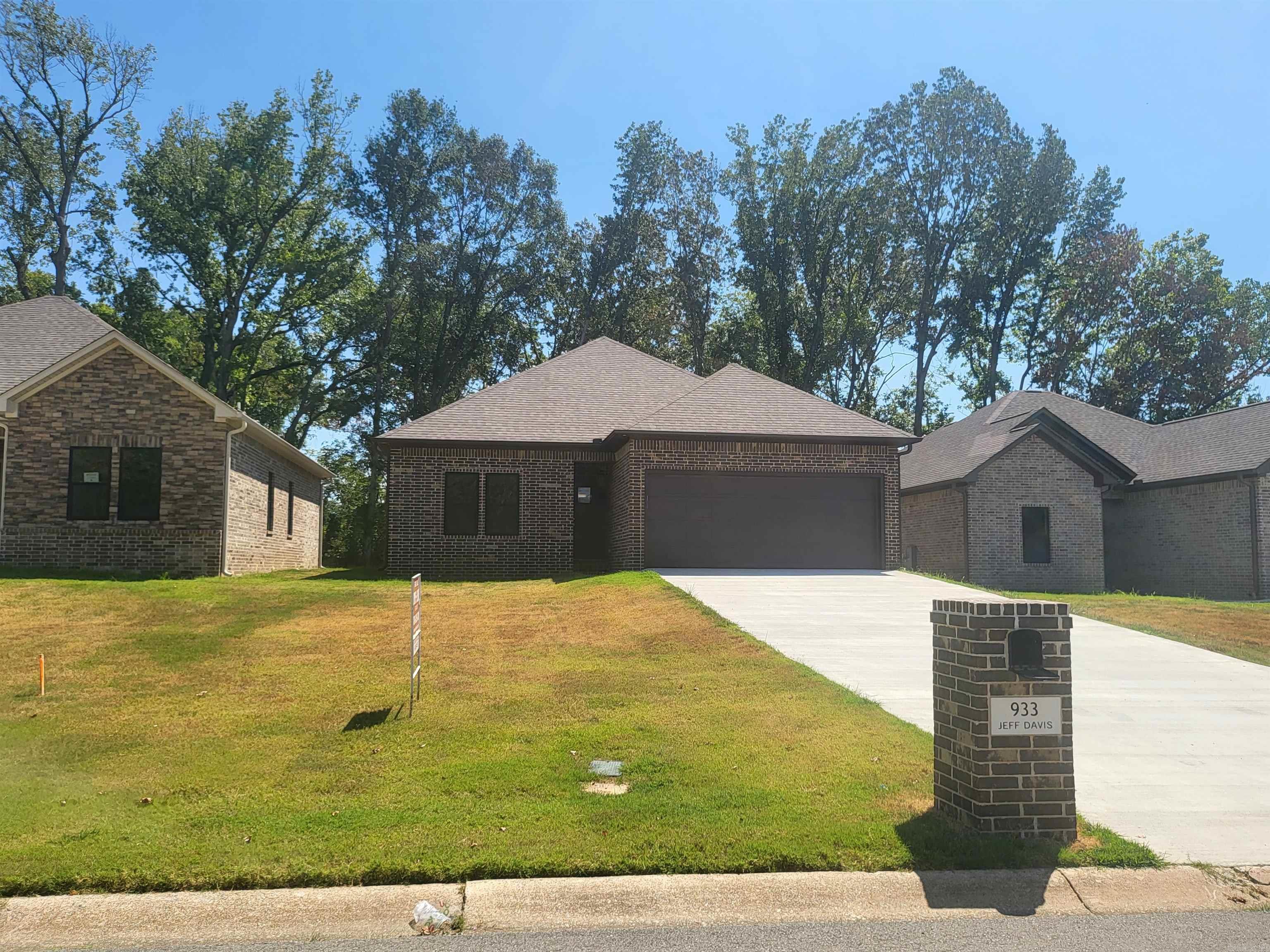 933 N Jeff Davis  Jacksonville, AR