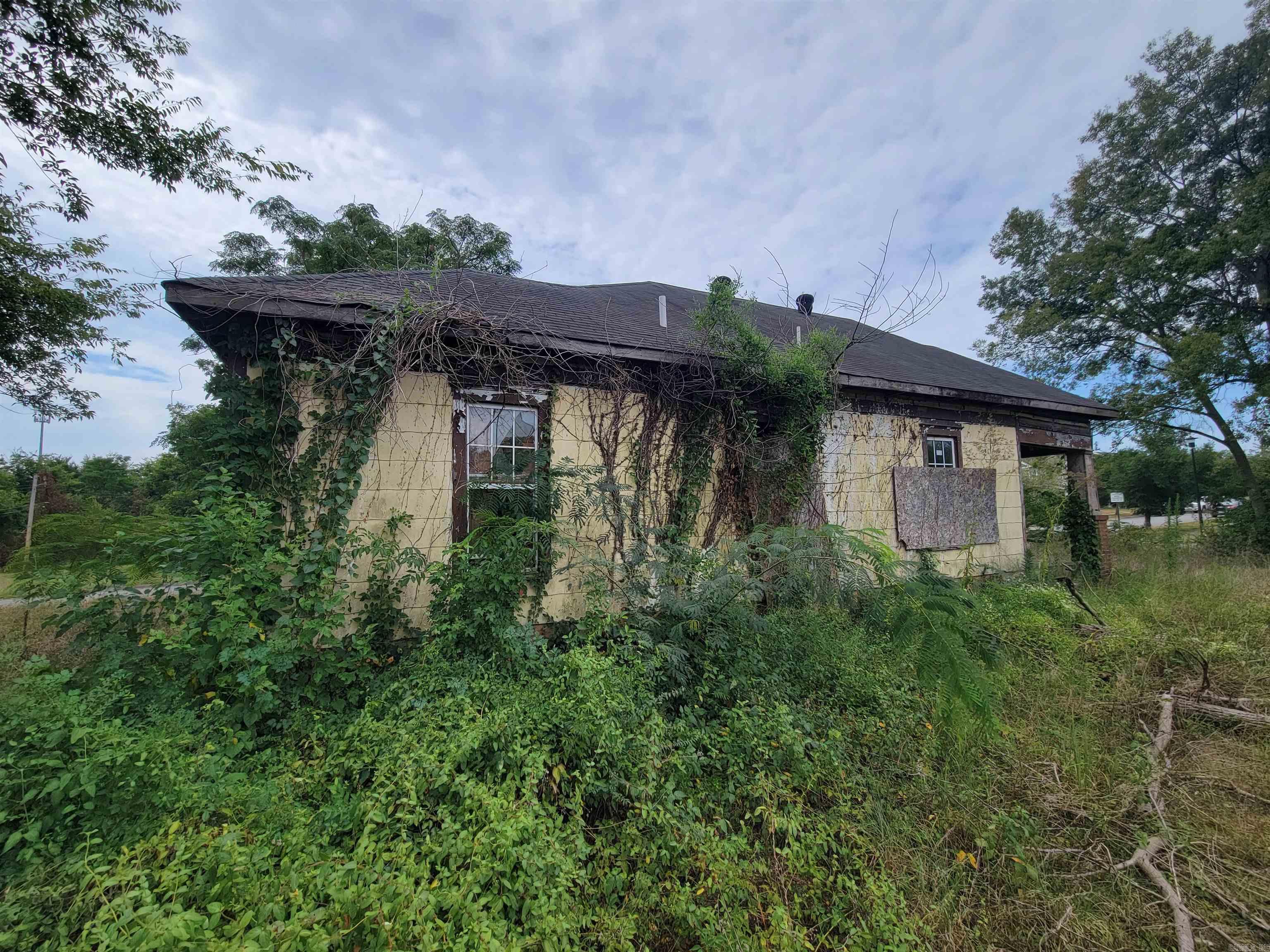 2723 Cumberland  Little Rock, AR