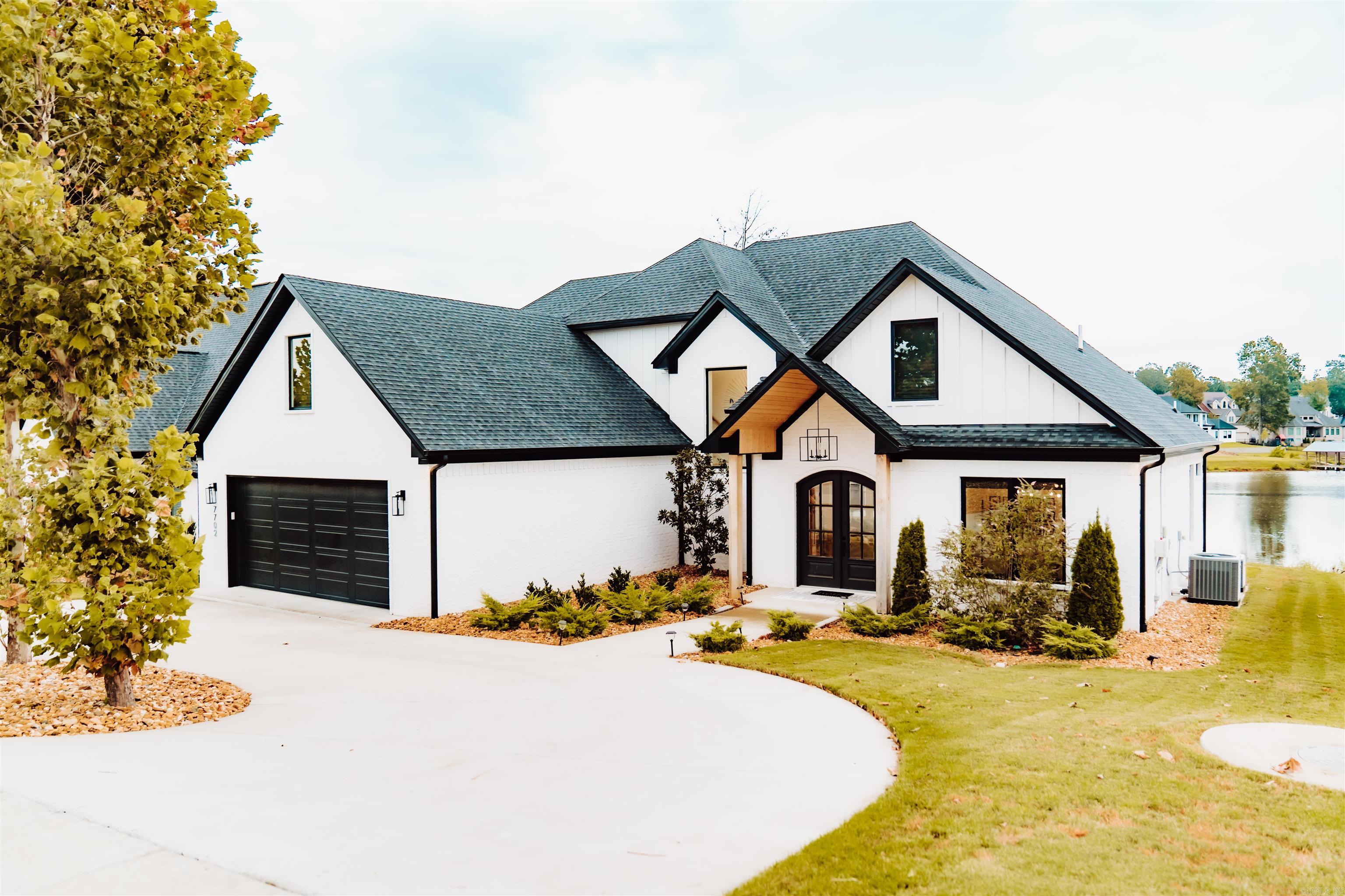 7702 S 7702 S Shoreline  Benton, AR