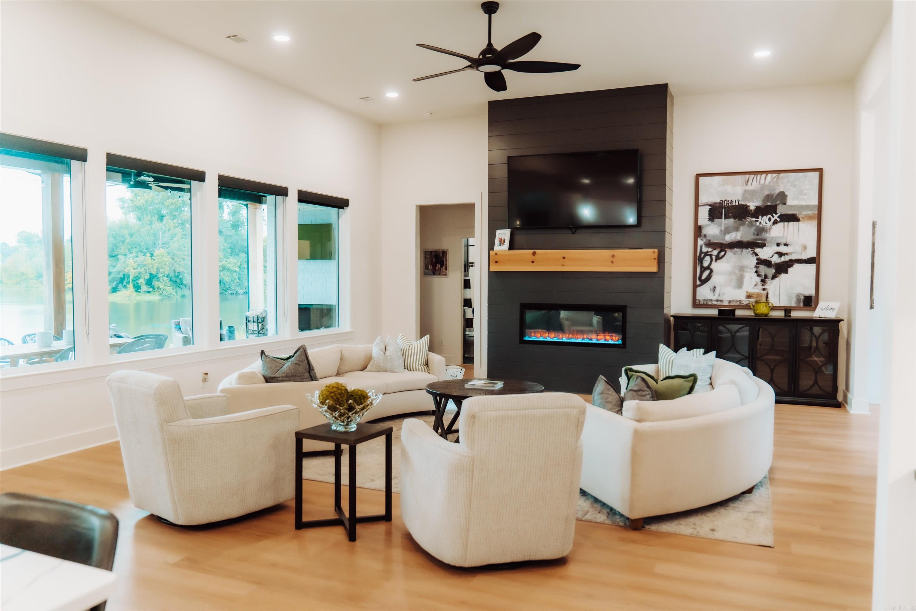 7702 S Shoreline  Benton, AR