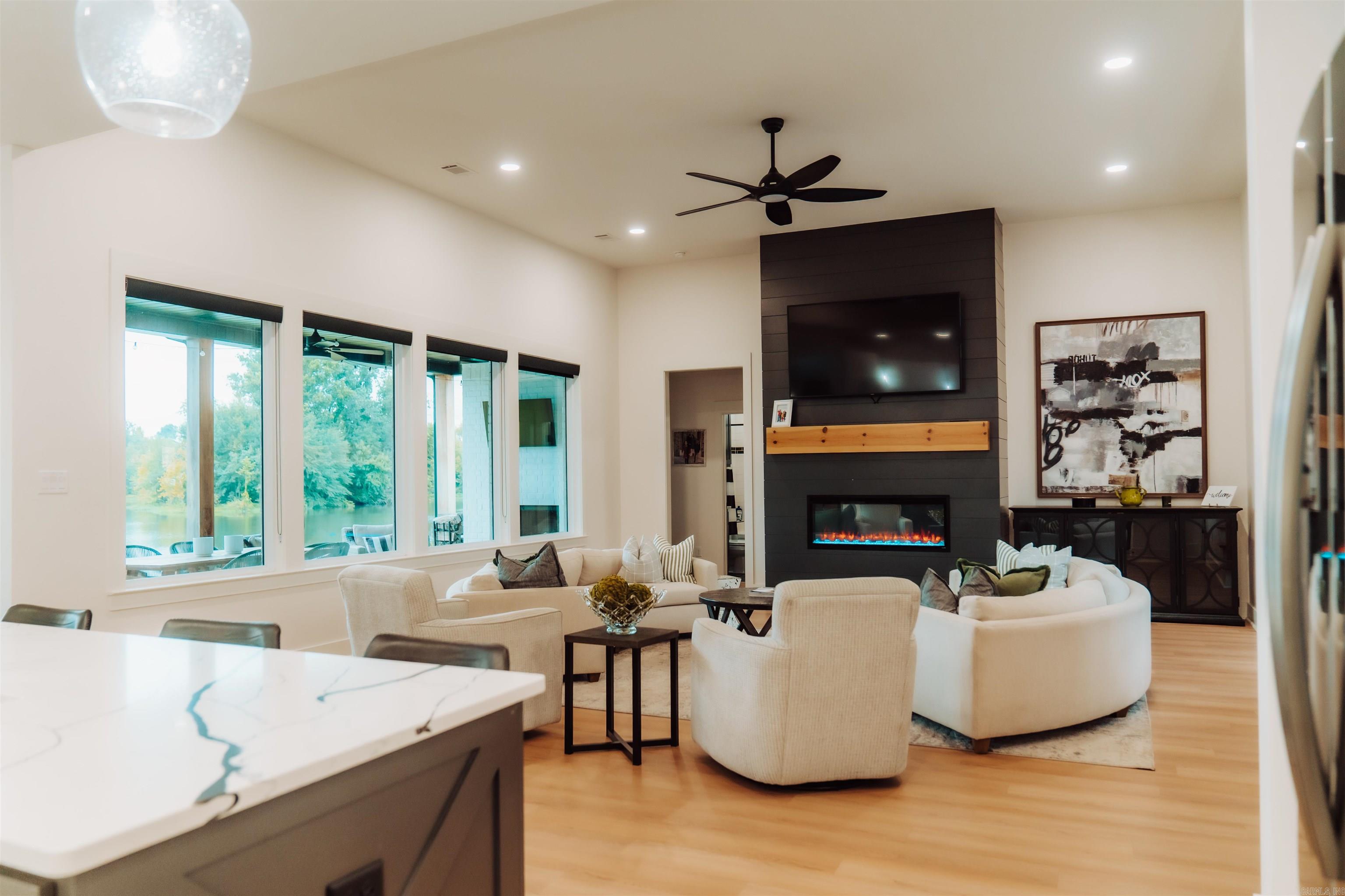 7702 S Shoreline  Benton, AR