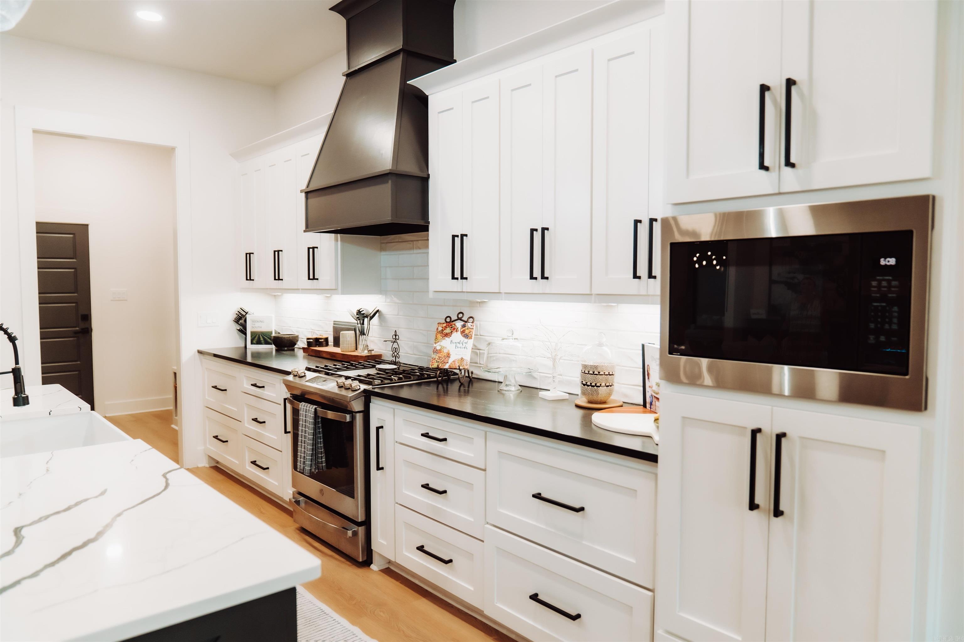 7702 S Shoreline  Benton, AR