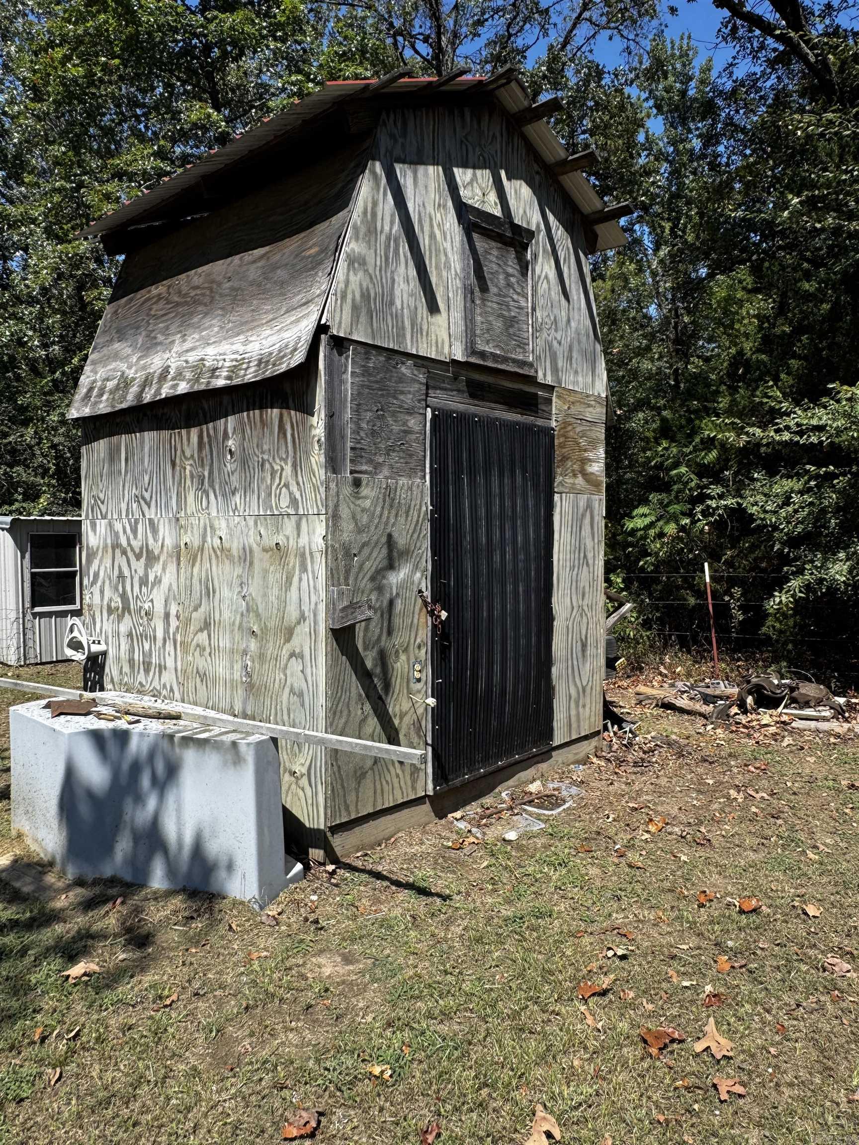 223 Private Road 1776  London, AR