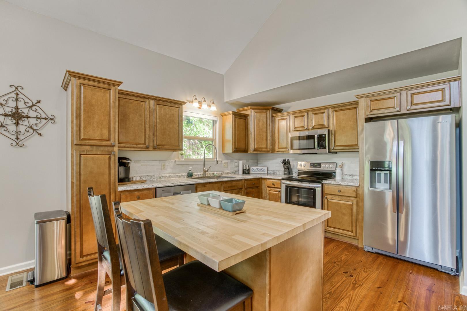 175 Sylvan  Greers Ferry, AR