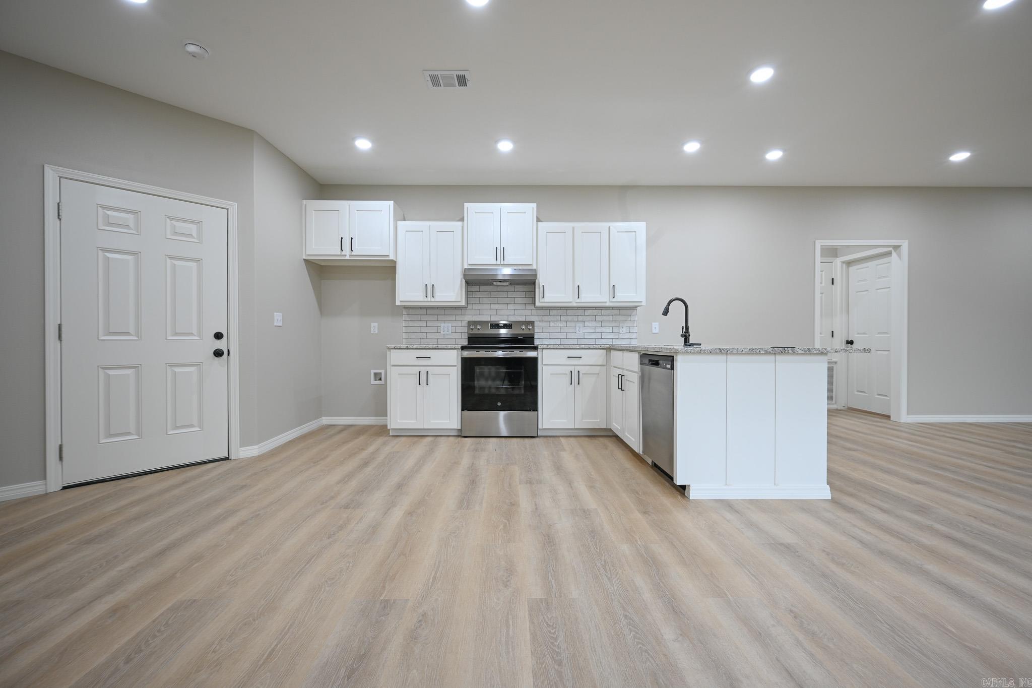 104 Red Oak  Mena, AR
