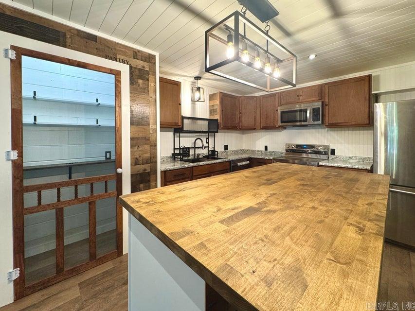 875 Gravel  Newark, AR