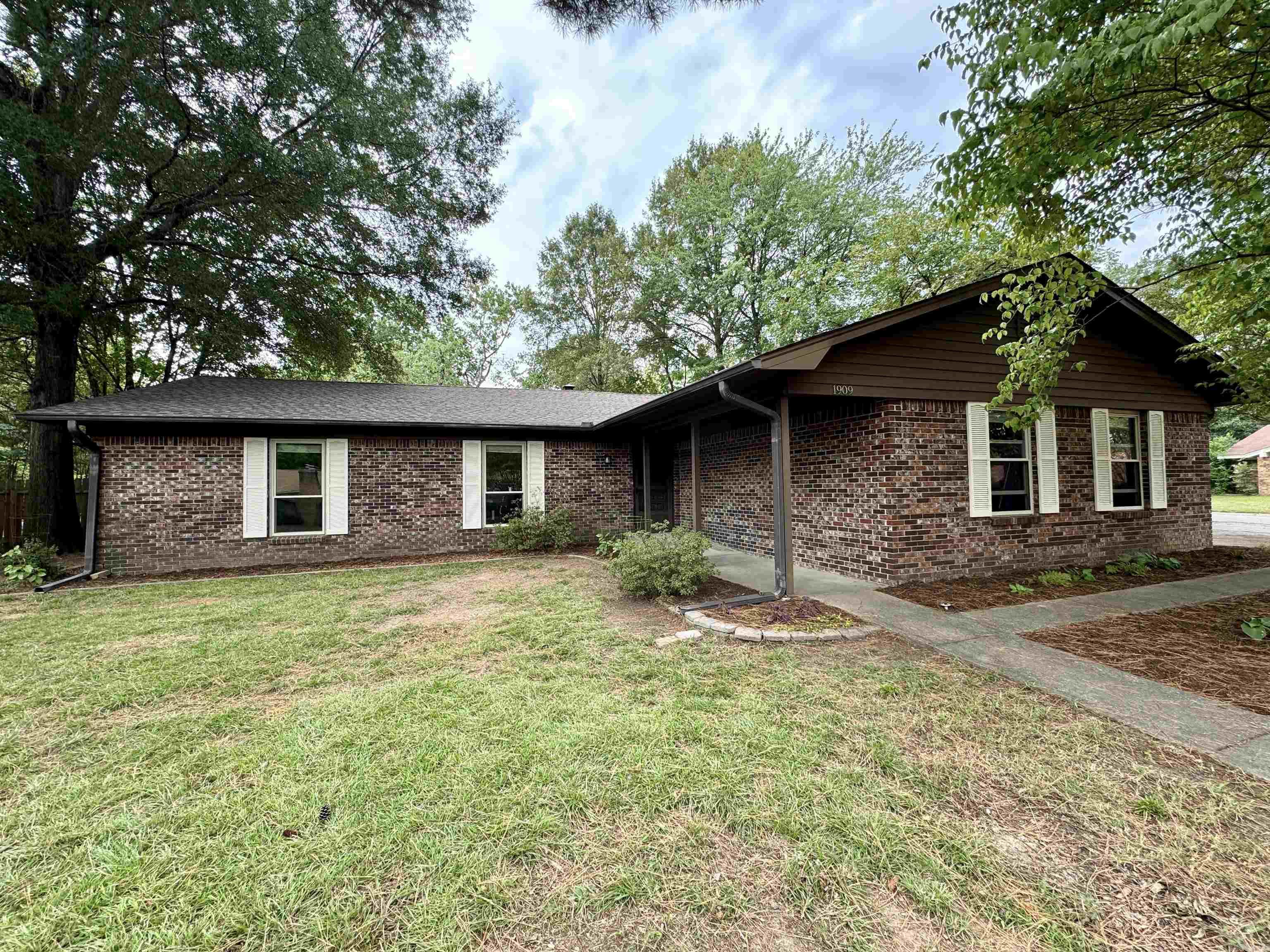 1909 Creekwood  Conway, AR