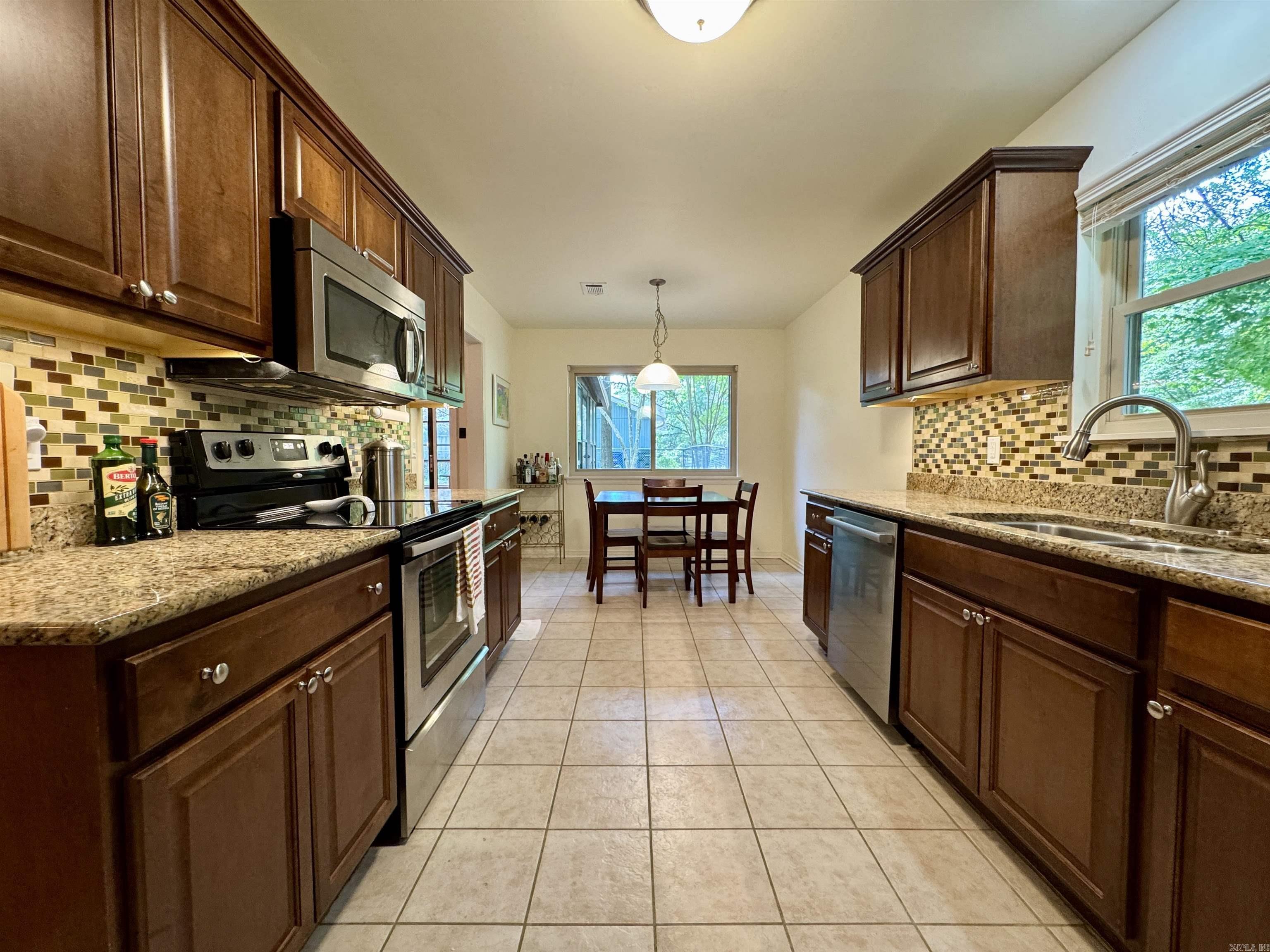1909 Creekwood  Conway, AR