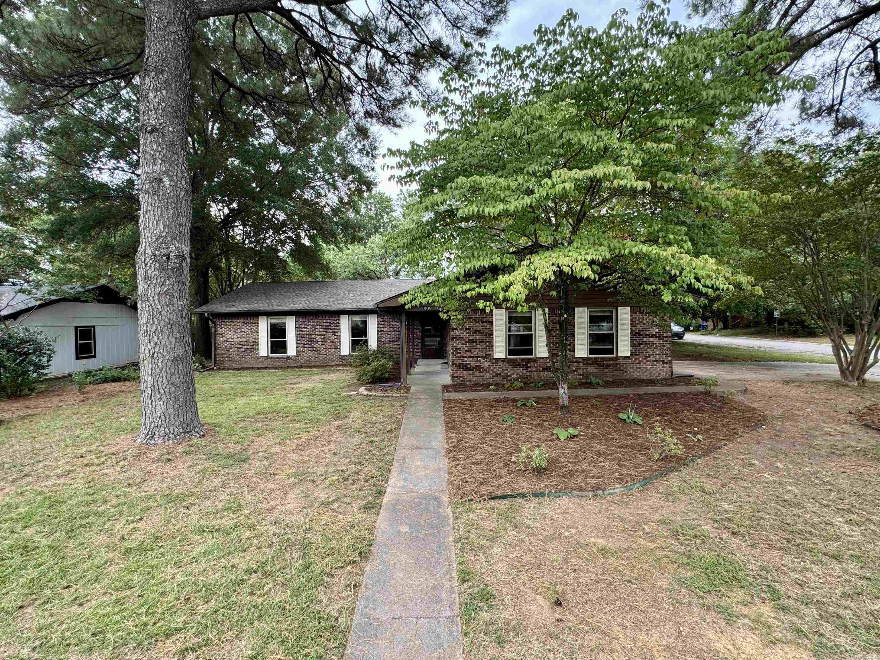 1909 Creekwood  Conway, AR