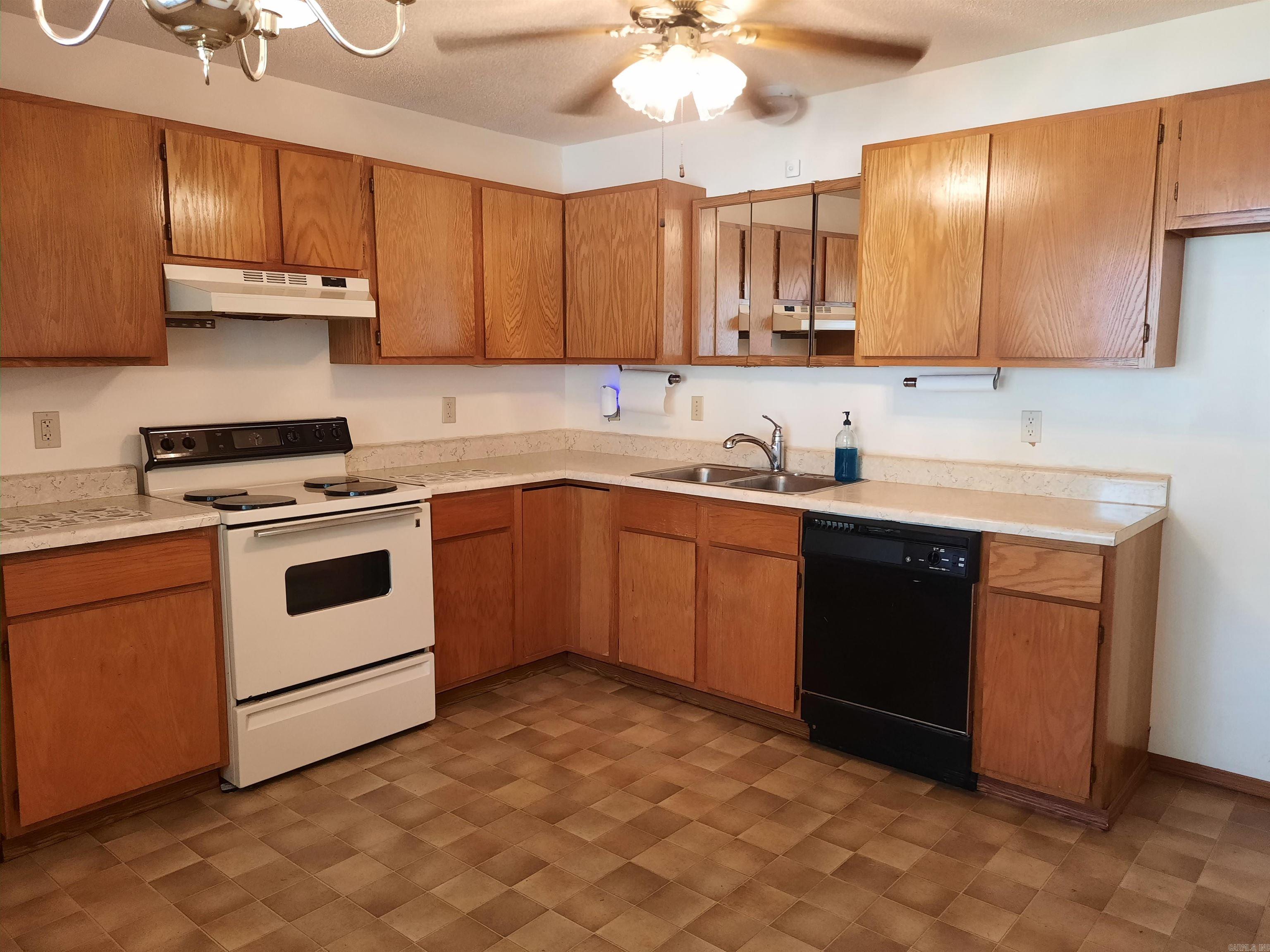 701 Clarence  Mountain View, AR