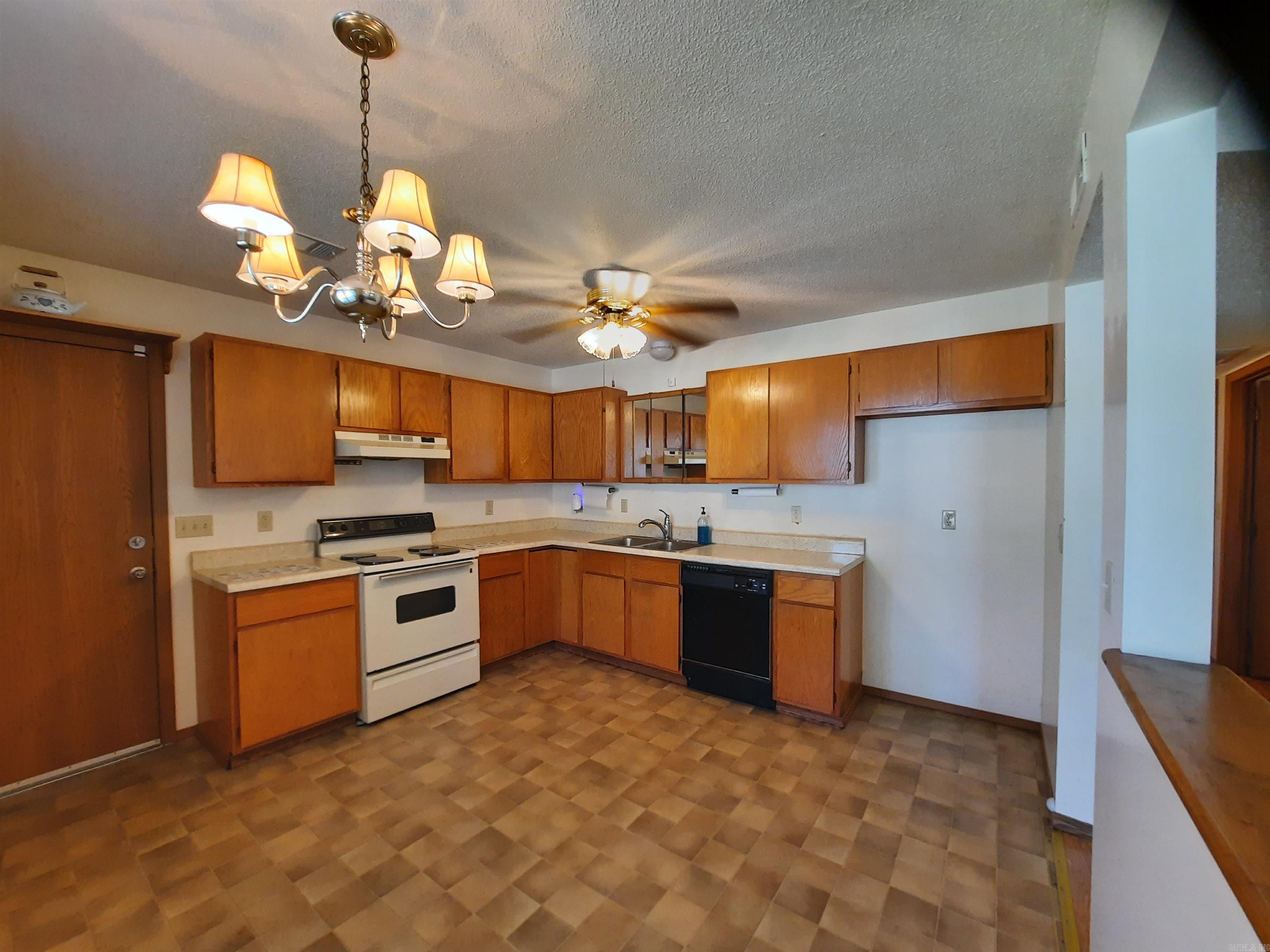701 Clarence  Mountain View, AR