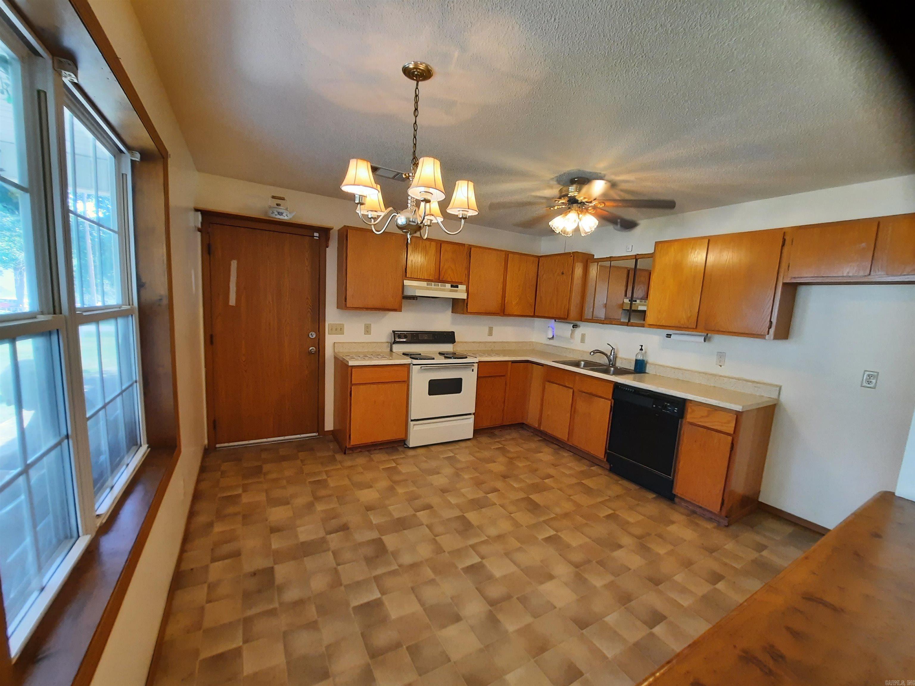 701 Clarence  Mountain View, AR