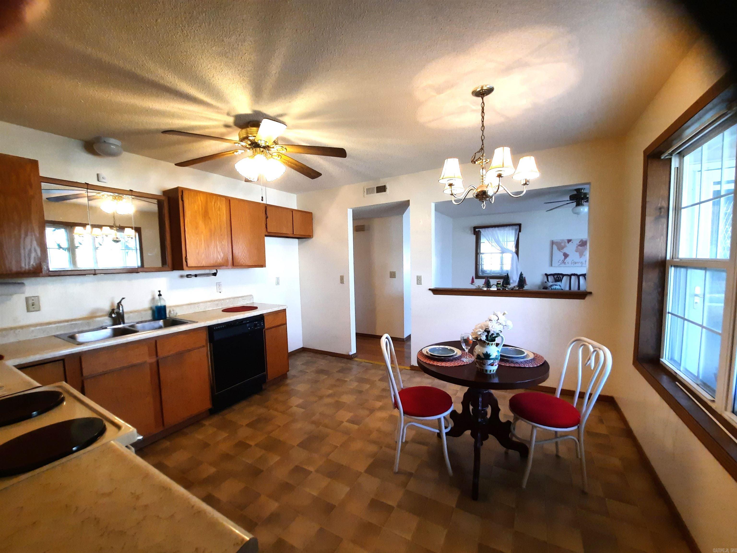 701 Clarence  Mountain View, AR