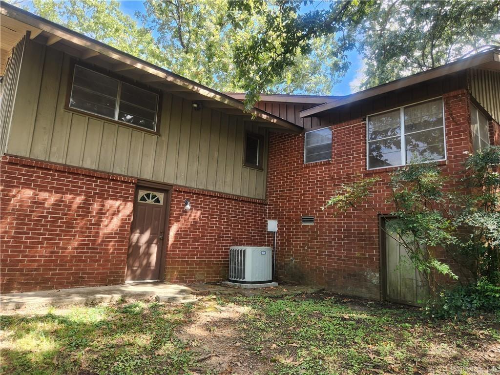 725 N Montgomery  Clarksville, AR