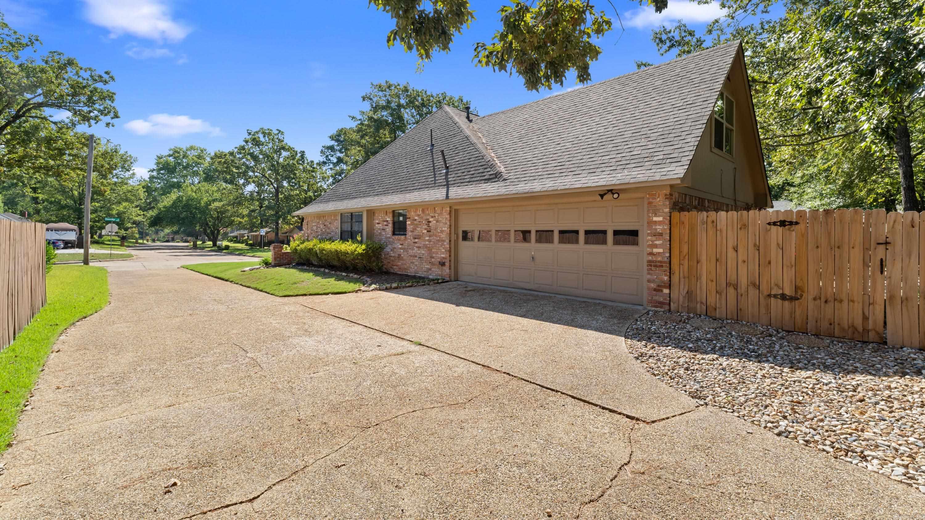 6005 Stoneridge Drive  Texarkana, TX