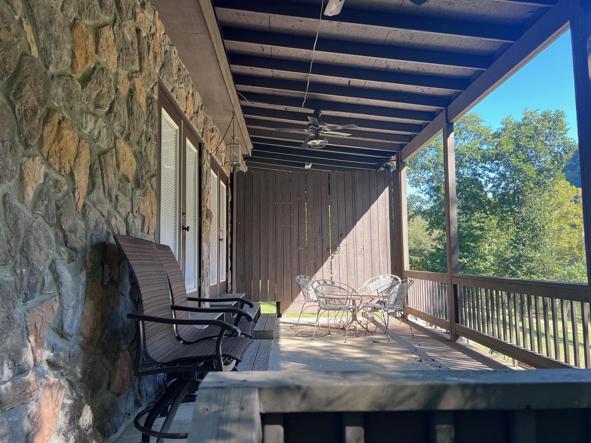 908 S Riverview  Mountain View, AR