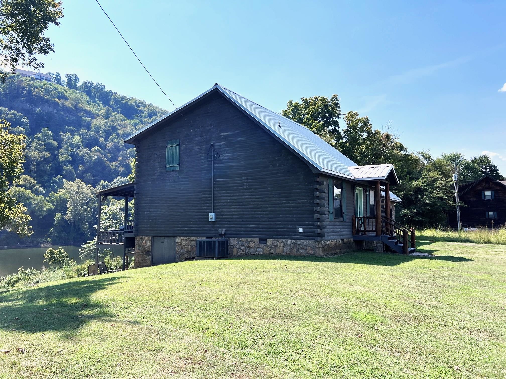 908 S Riverview  Mountain View, AR