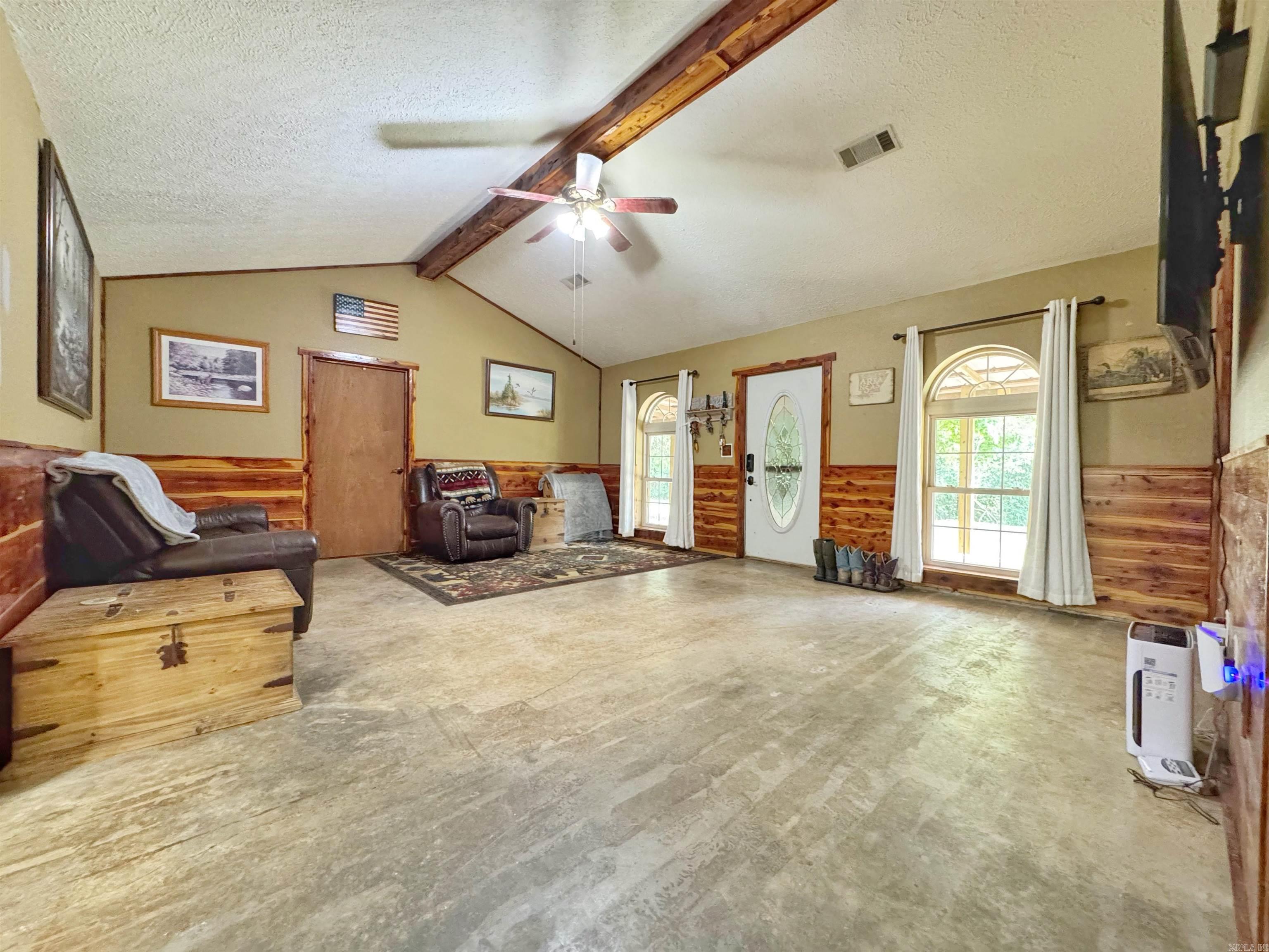 1057 Henderson  Clinton, AR